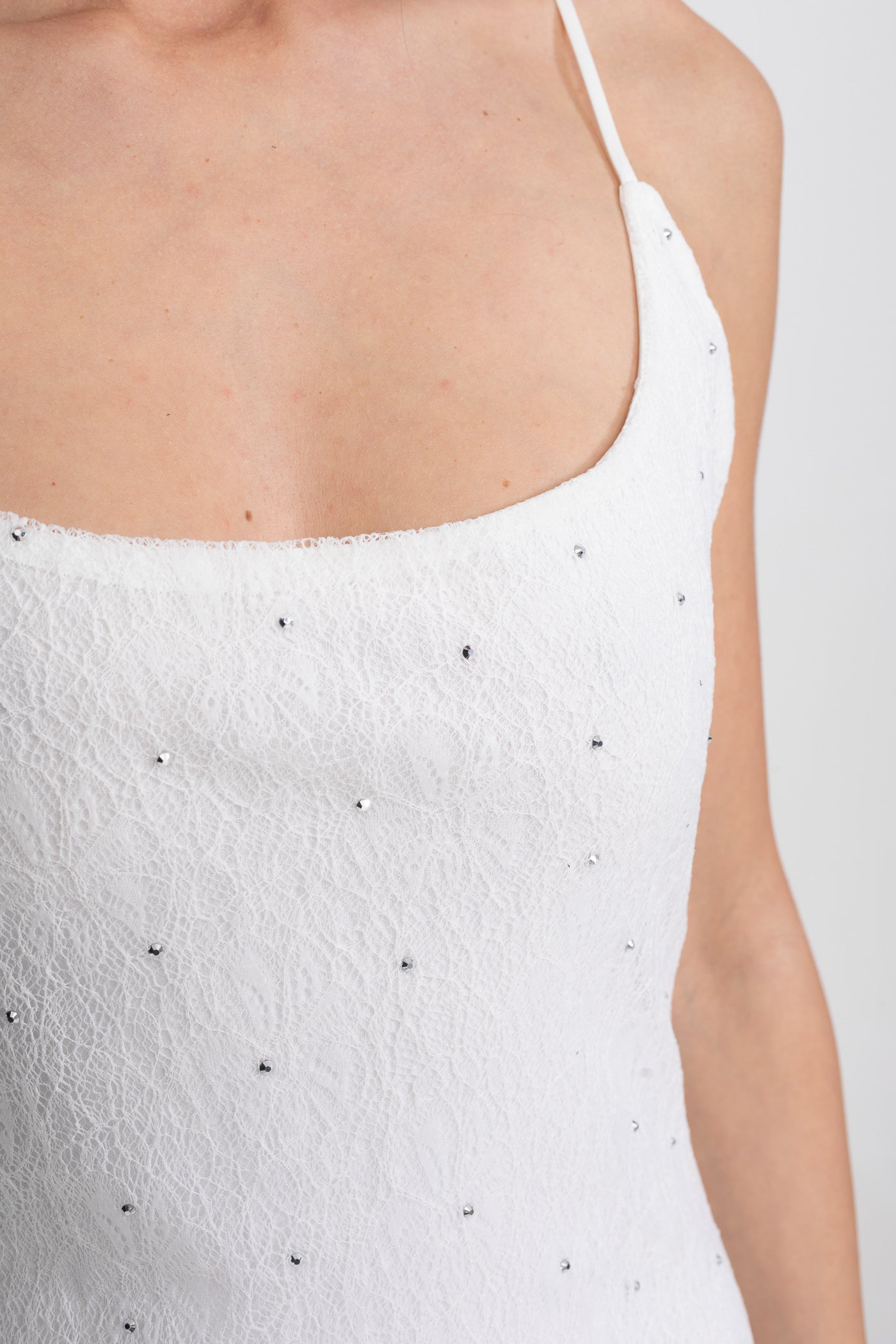 Rochie mini babydoll cu aplicații strălucitoare și fustă peplum cu volane - Alb 