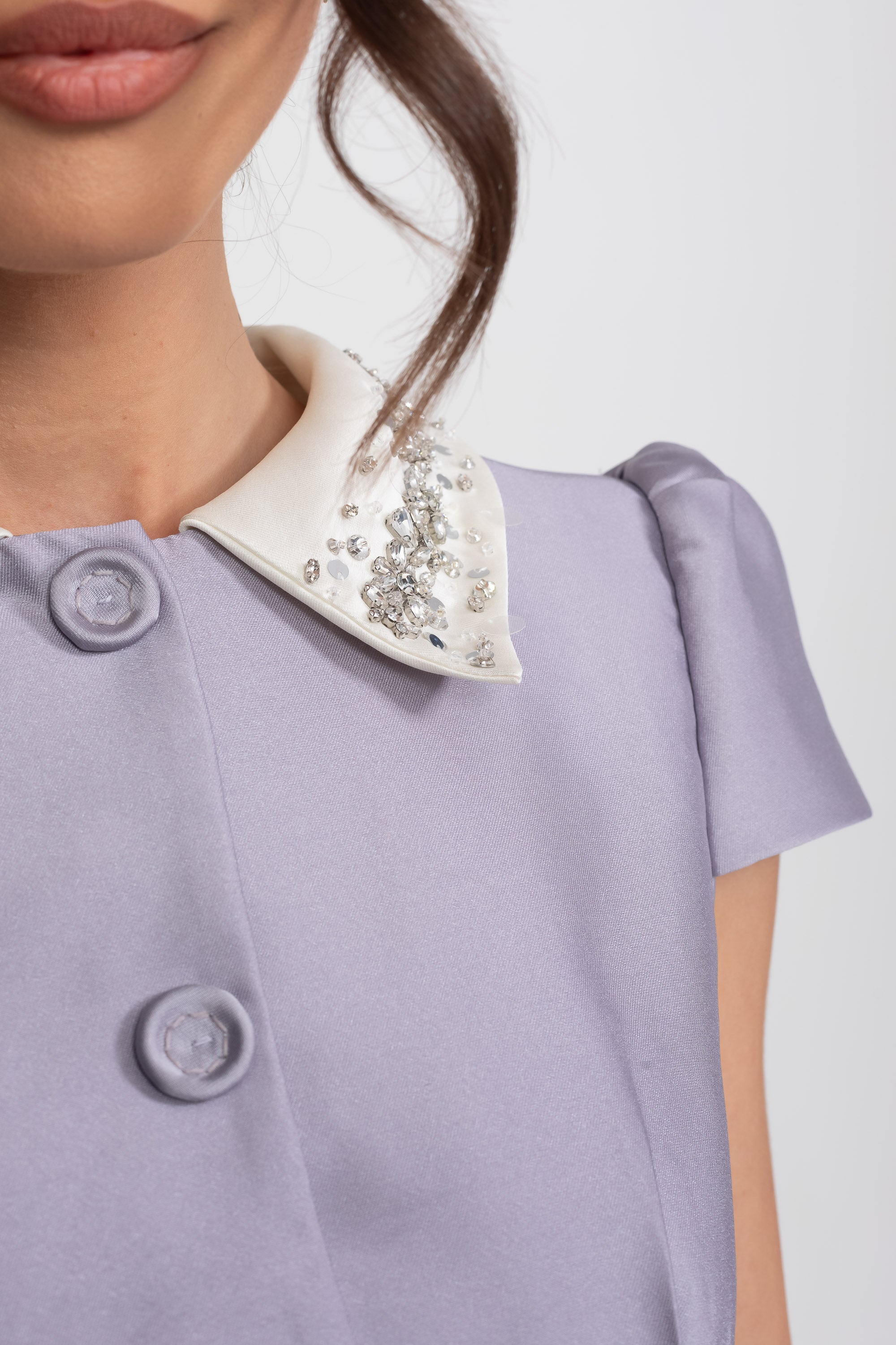 Rochie mini din satin cu guler Peter Pan cu cristale și talie cu fundă - Liliac 