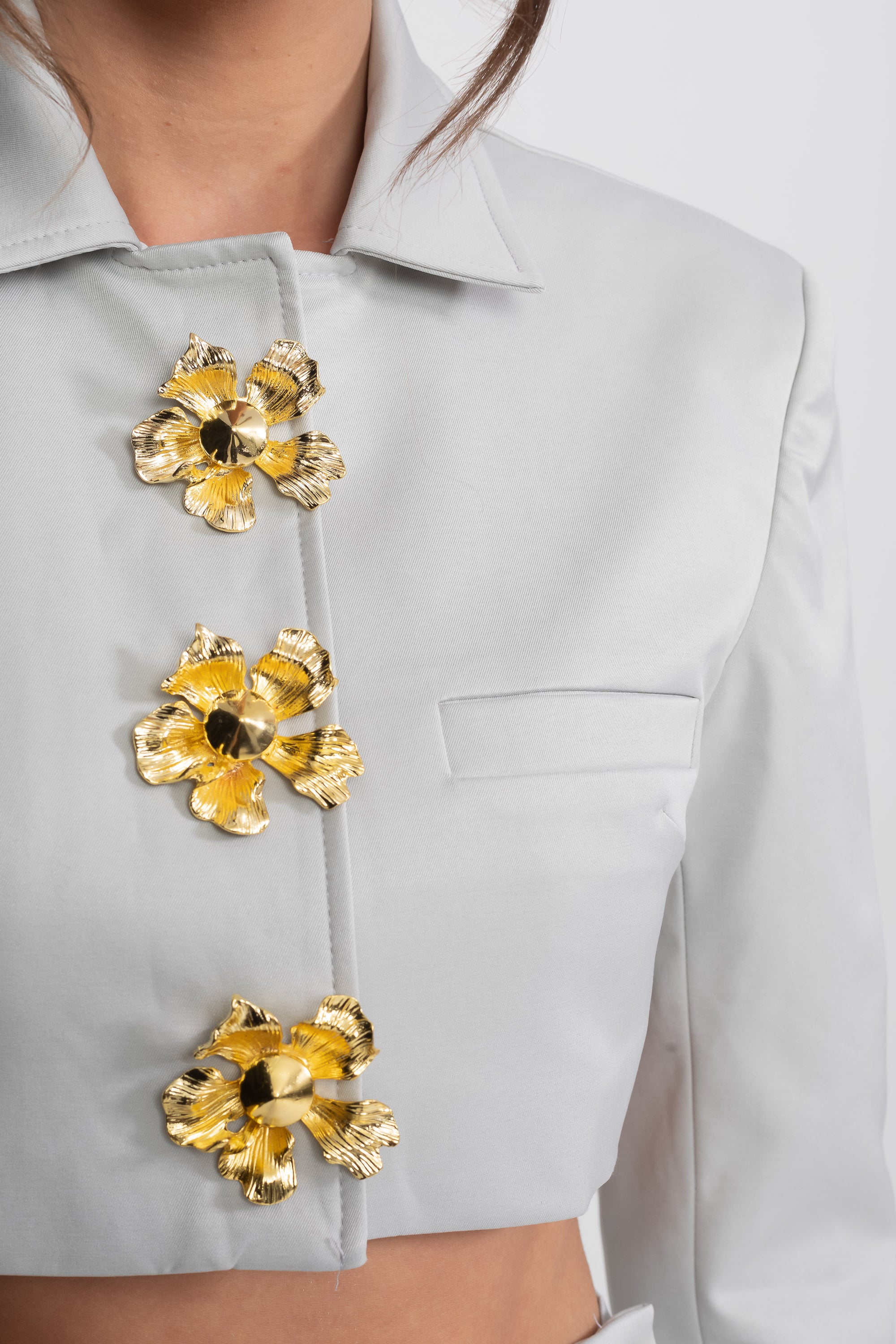 Set coordonat cu jachetă cropped și fustă mini, cu nasturi florali 3D - gri deschis 