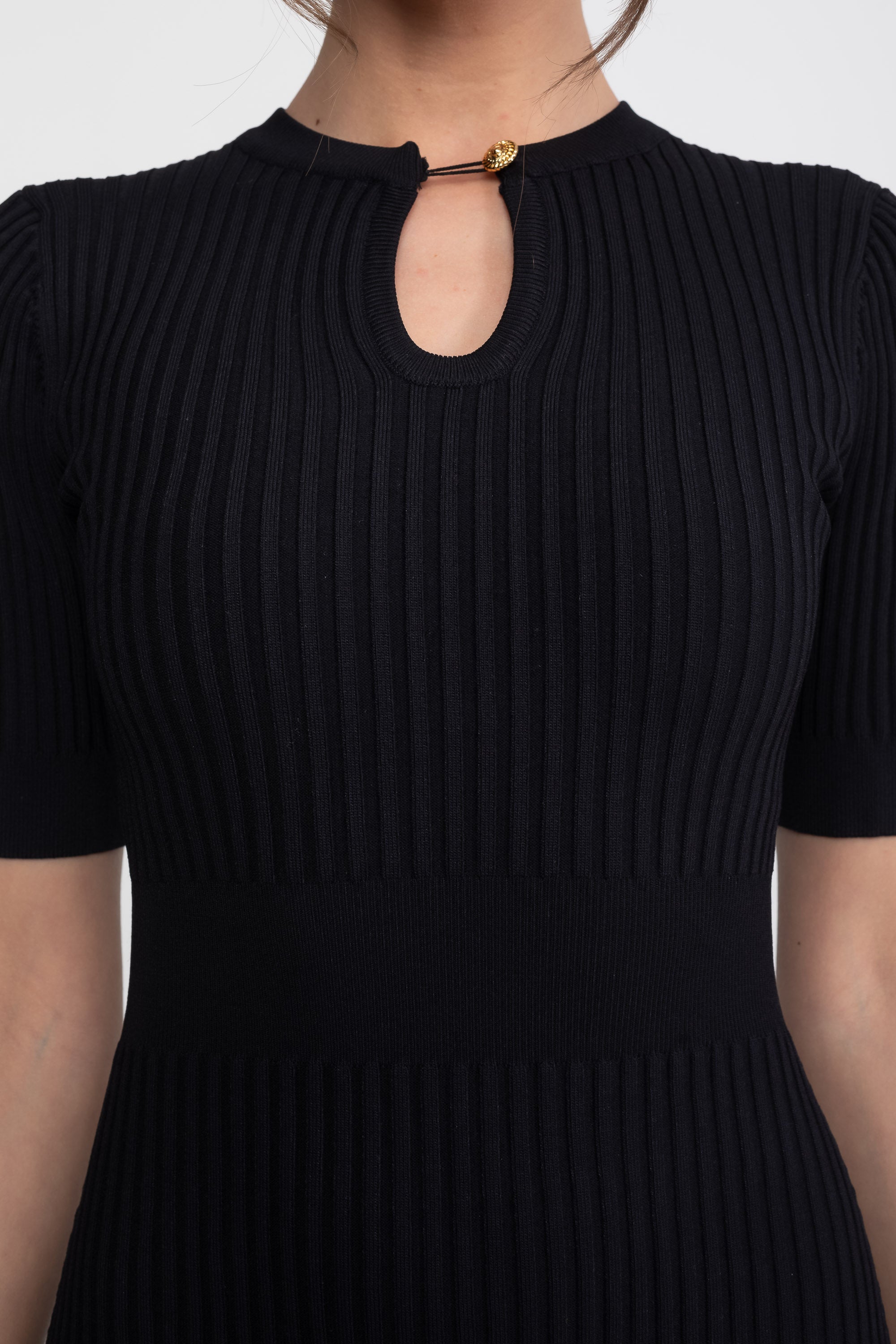 Rochie Mini Tricotată cu Dungi, Guler cu Decupaj și Nasturi Aurii - Negru 