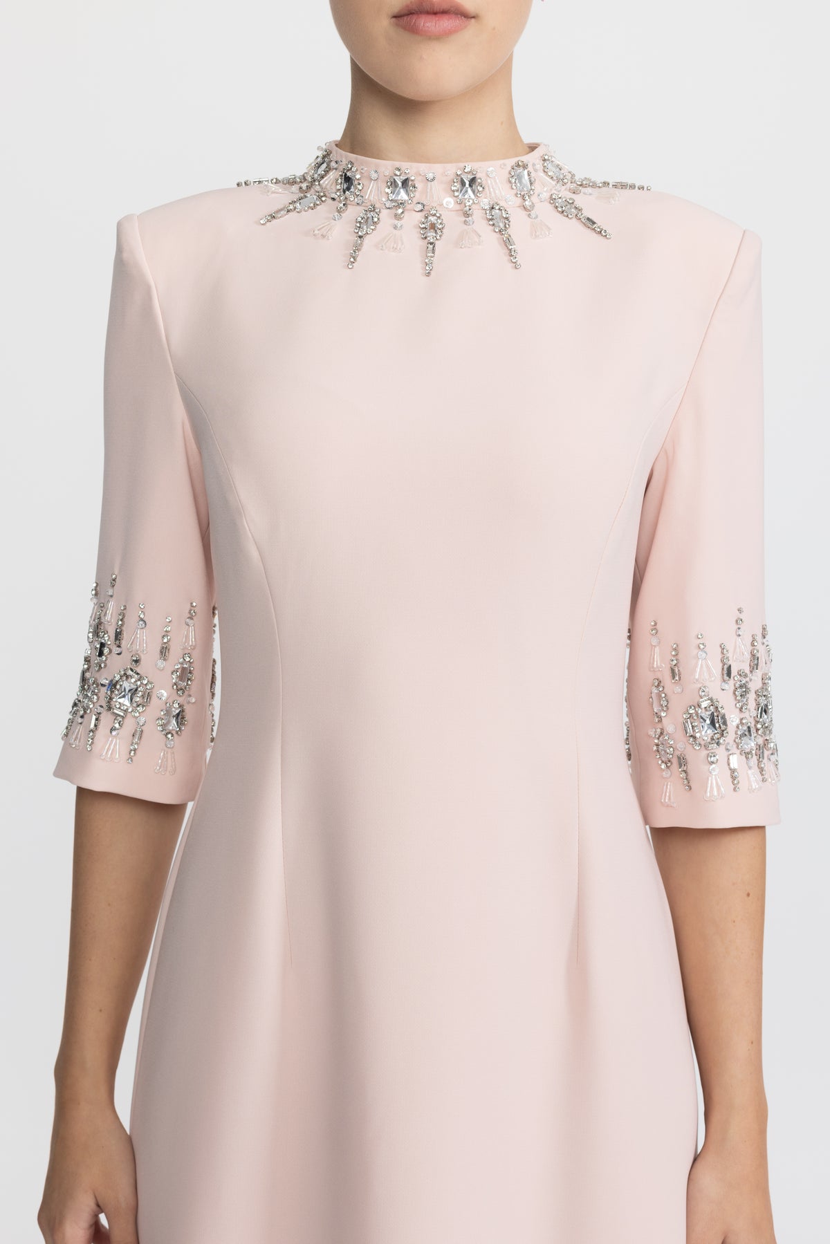Rochie maxi roz cu guler și manșete ornate cu cristale 