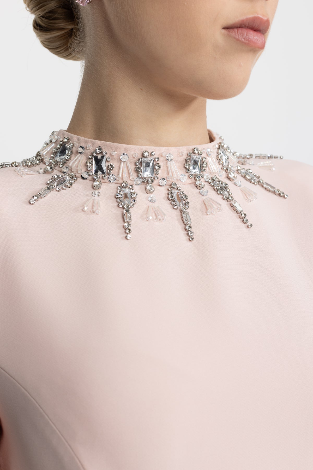 Rochie maxi roz cu guler și manșete ornate cu cristale 