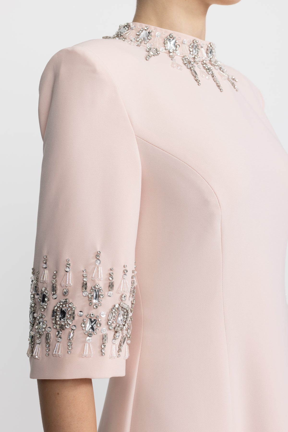 Rochie maxi roz cu guler și manșete ornate cu cristale 