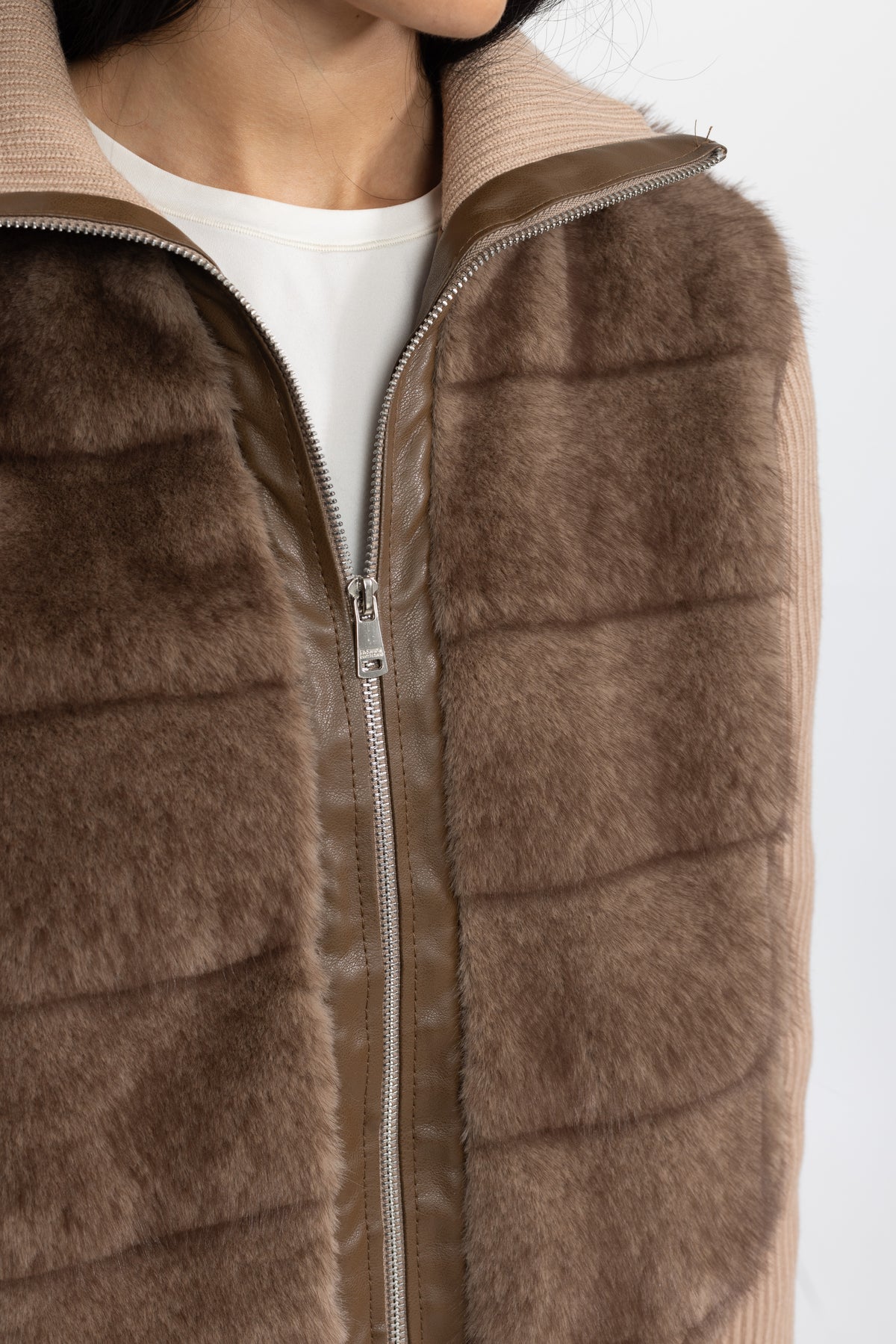 Jachetă cu fermoar și mâneci tricotate Plush Panel - Mocha 