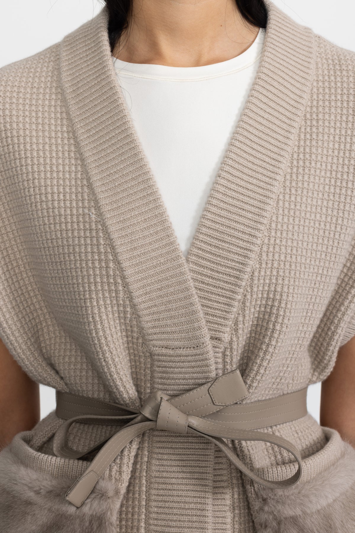 Gilet din tricot waffle cu cordon și buzunare din blană - Bej 