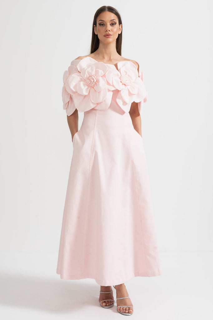 Rochie midi cu umerii goi și accente florale mari din material - Roz 