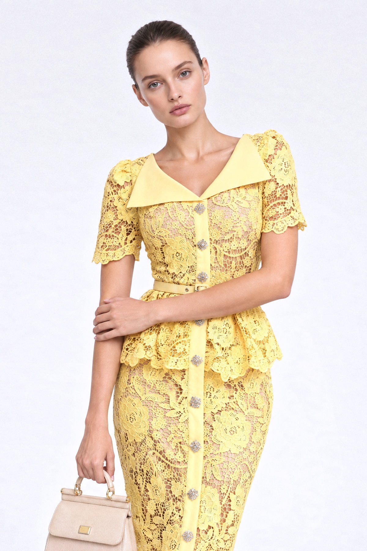 Rochie midi peplum din dantelă cu nasturi cristal - galben 