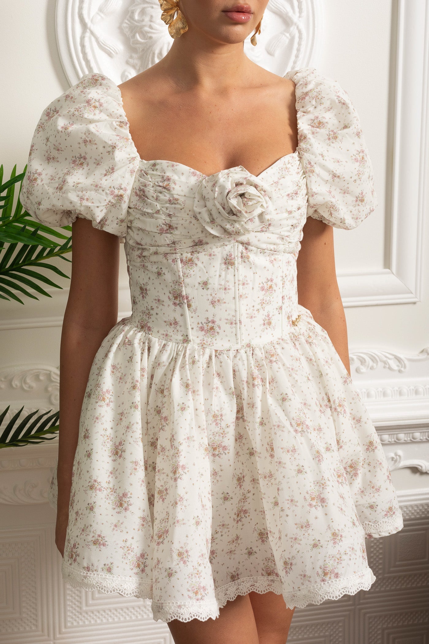 Rochie mini florală cu mâneci bufante și detaliu trandafir 3D - Alb/Roz 