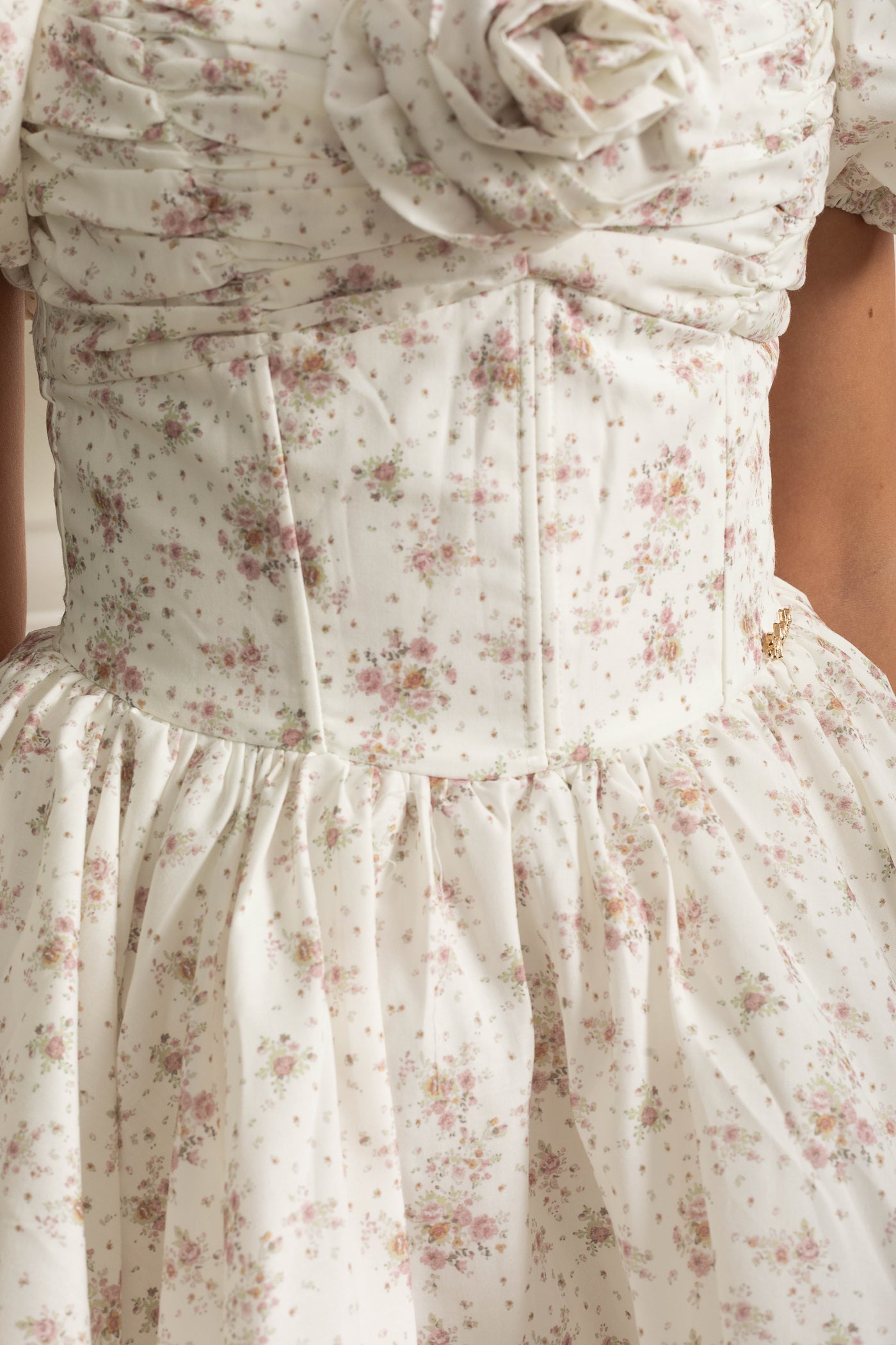 Rochie mini florală cu mâneci bufante și detaliu trandafir 3D - Alb/Roz 