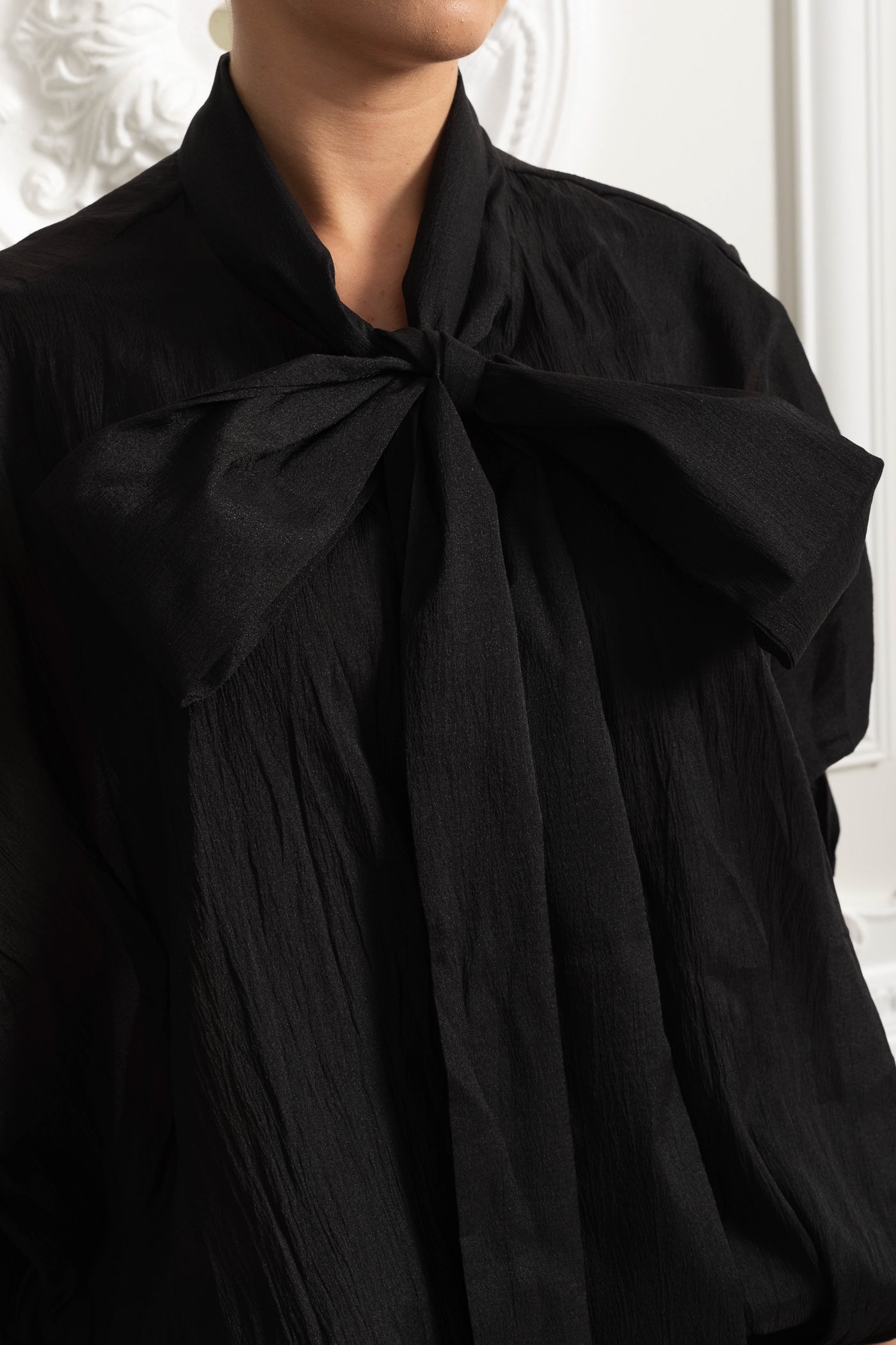 Rochie mini neagră cu volane și fundă la gât, din material transparent 