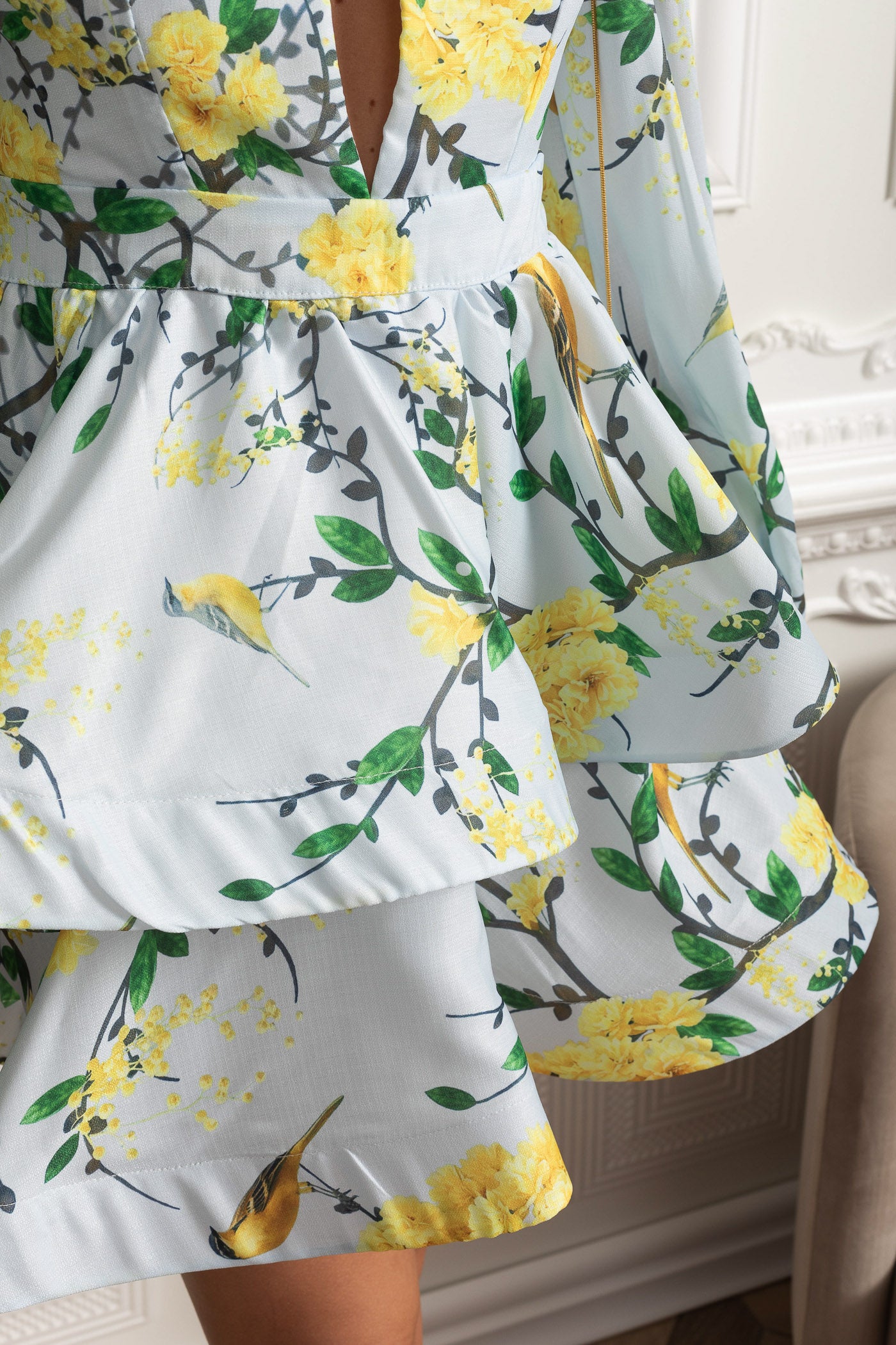 Rochie mini romantică cu imprimeu floral, mâneci voluminoase și detaliu peplum - Albastru cerului 