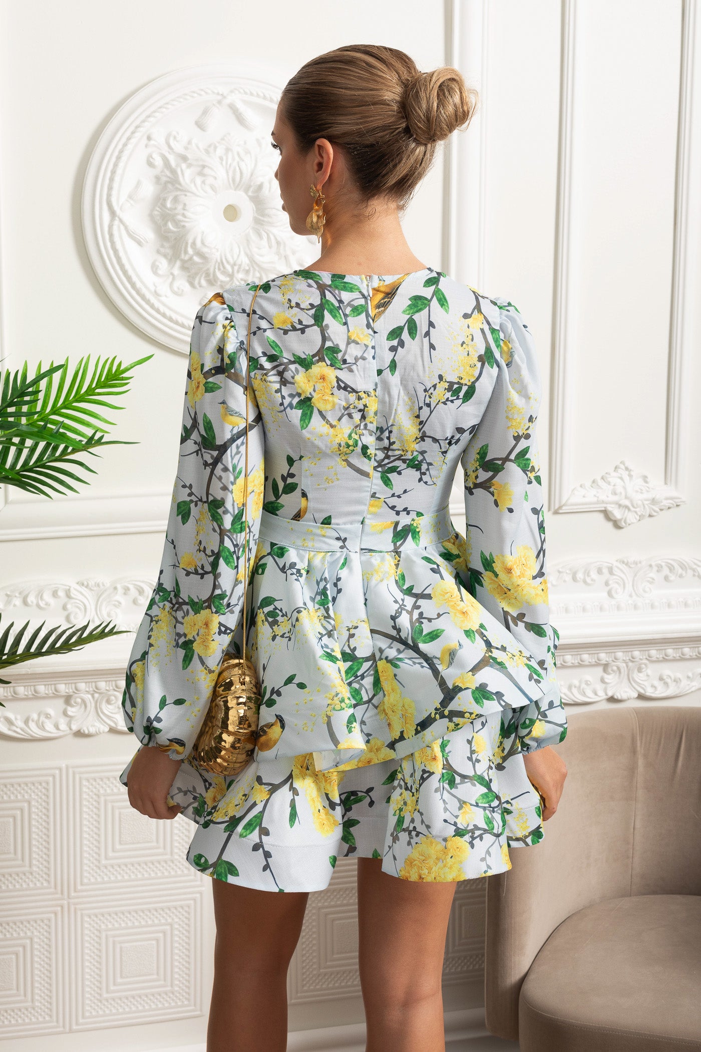 Rochie mini romantică cu imprimeu floral, mâneci voluminoase și detaliu peplum - Albastru cerului 