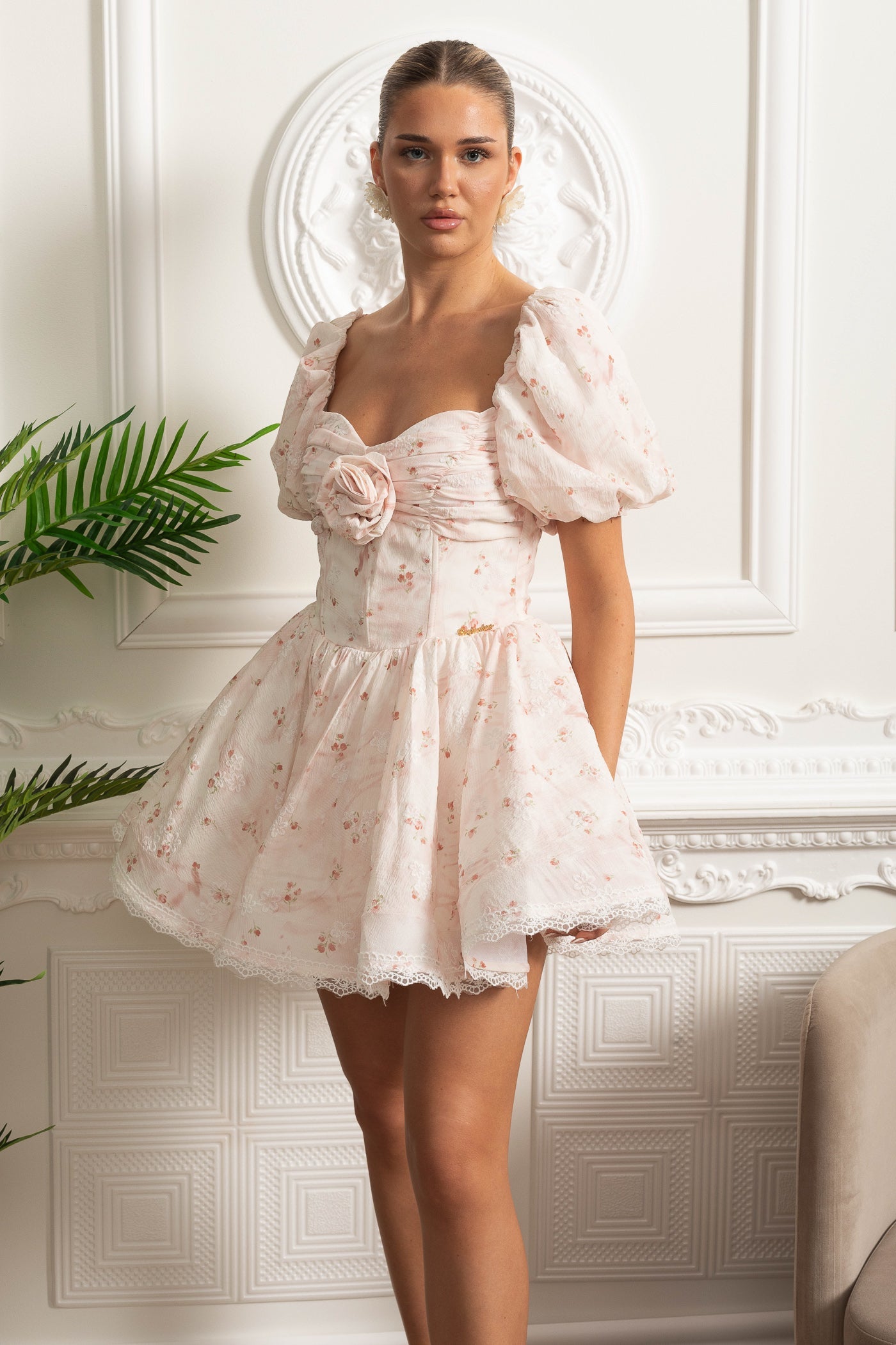 Rochie mini florală cu mâneci bufante și detaliu trandafir 3D - roz pastel 
