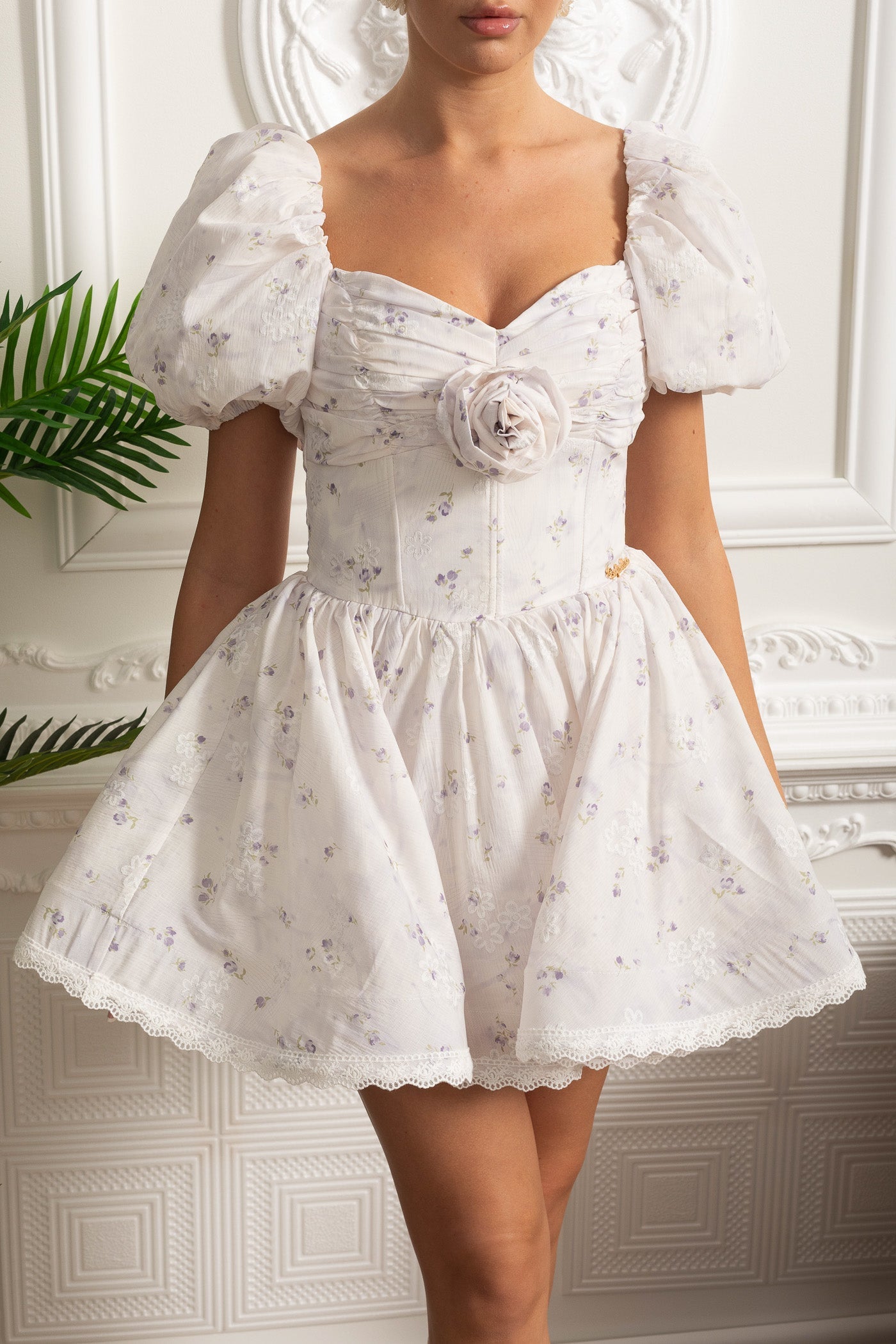 Rochie mini florală cu mâneci bufante și detaliu trandafir 3D - Alb/Violet 