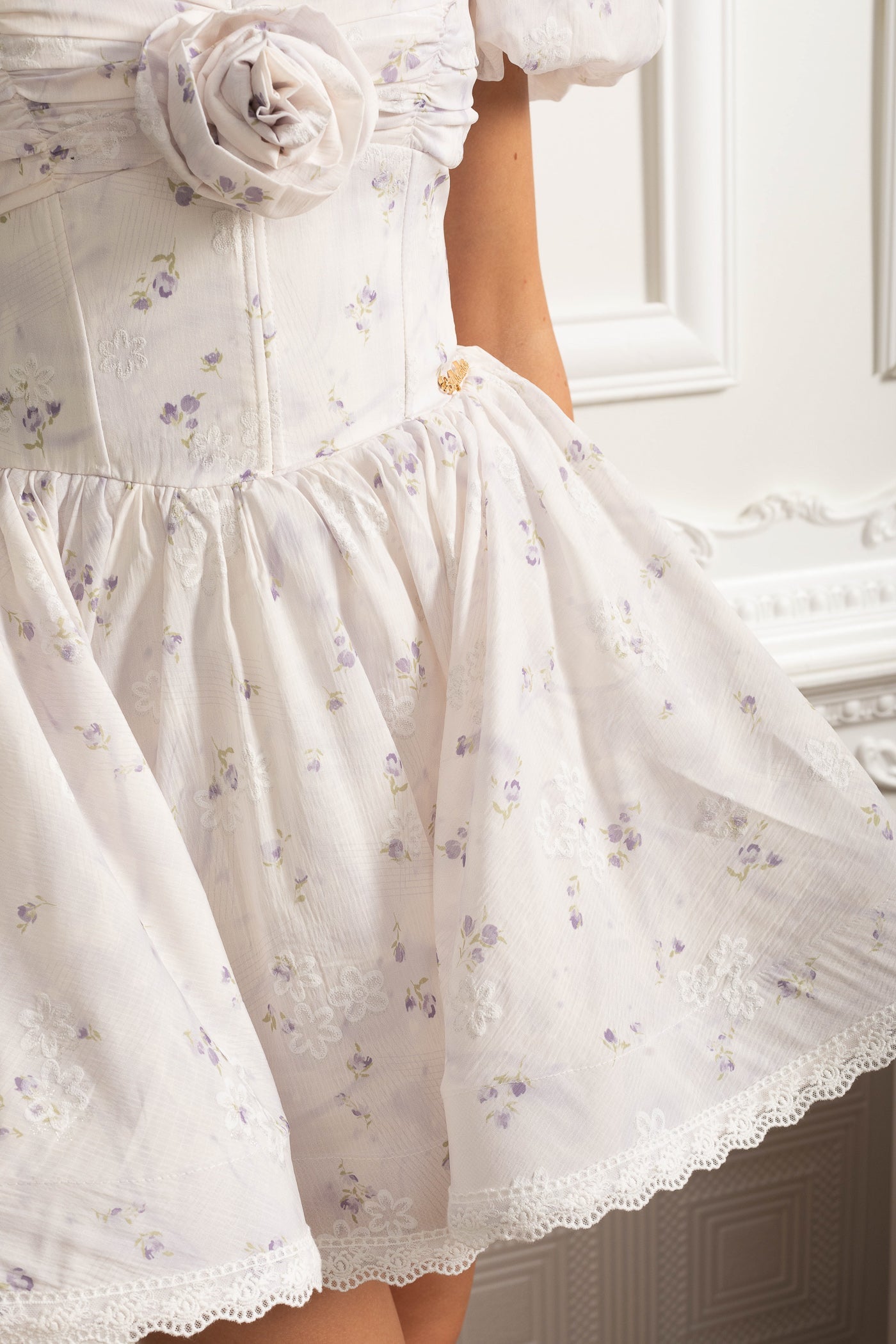 Rochie mini florală cu mâneci bufante și detaliu trandafir 3D - Alb/Violet 