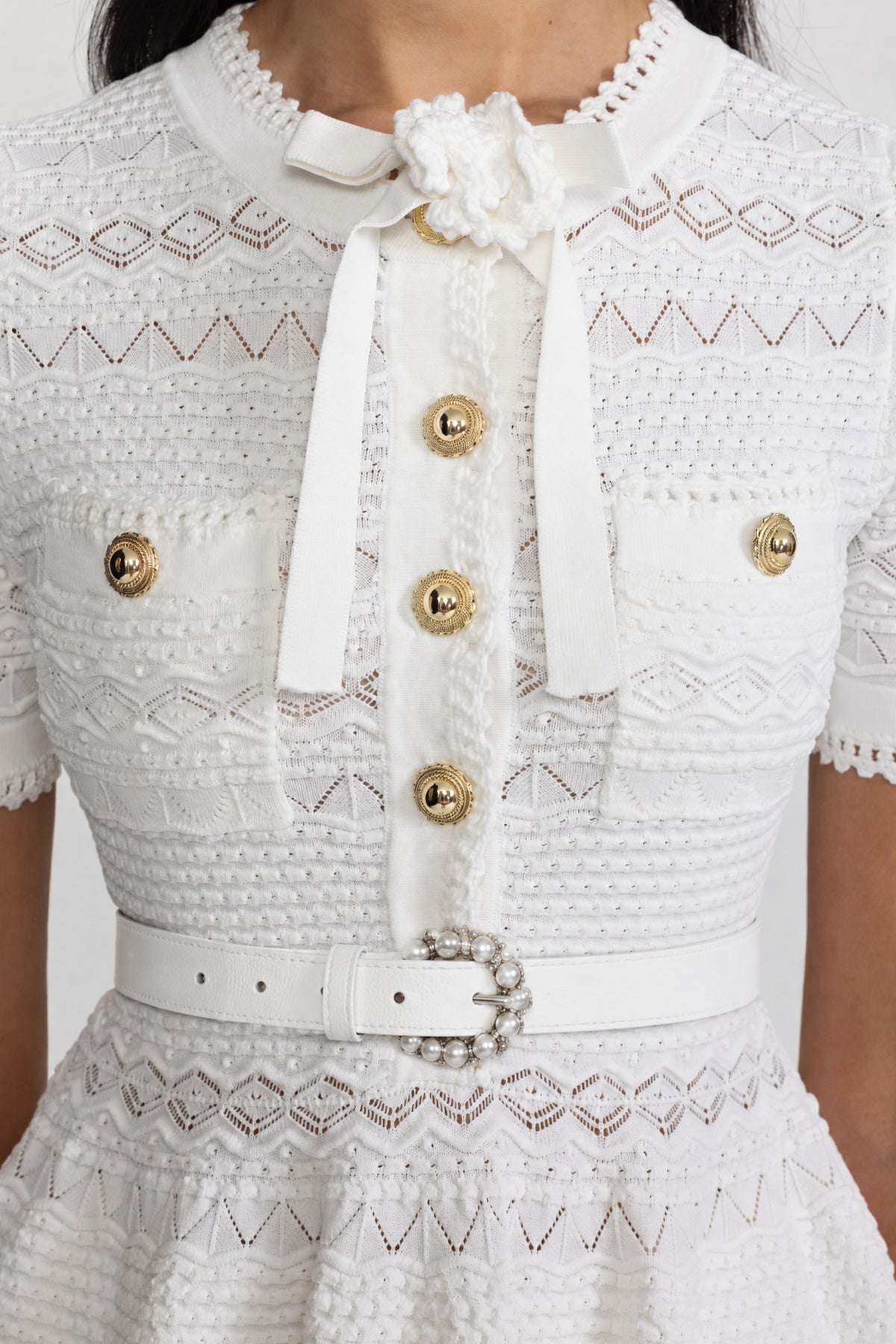 Top peplum alb din tricot pointelle cu fundă 