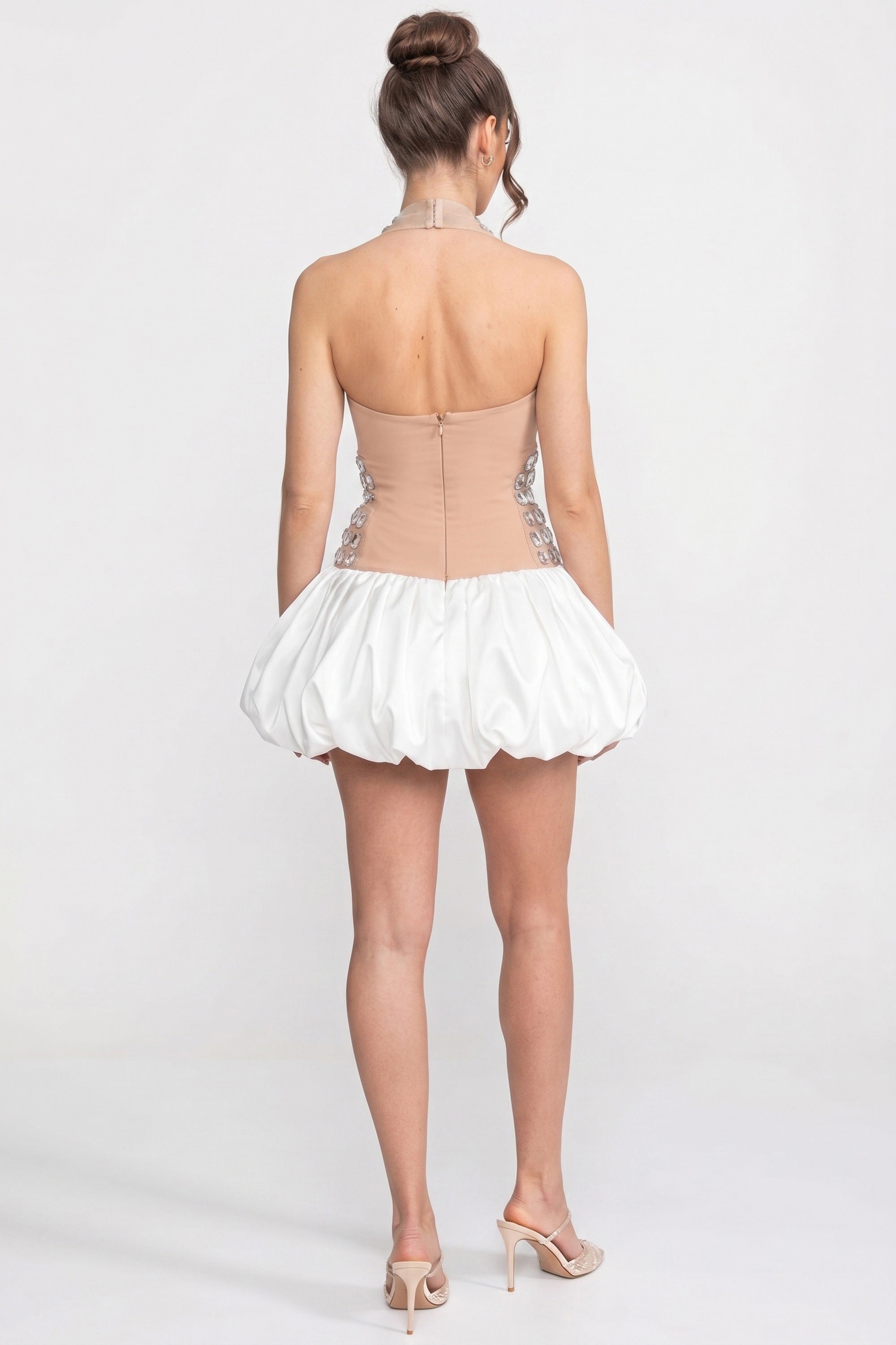 Rochie mini halter cu aplicații de cristale și fustă tip bubble - Albă 