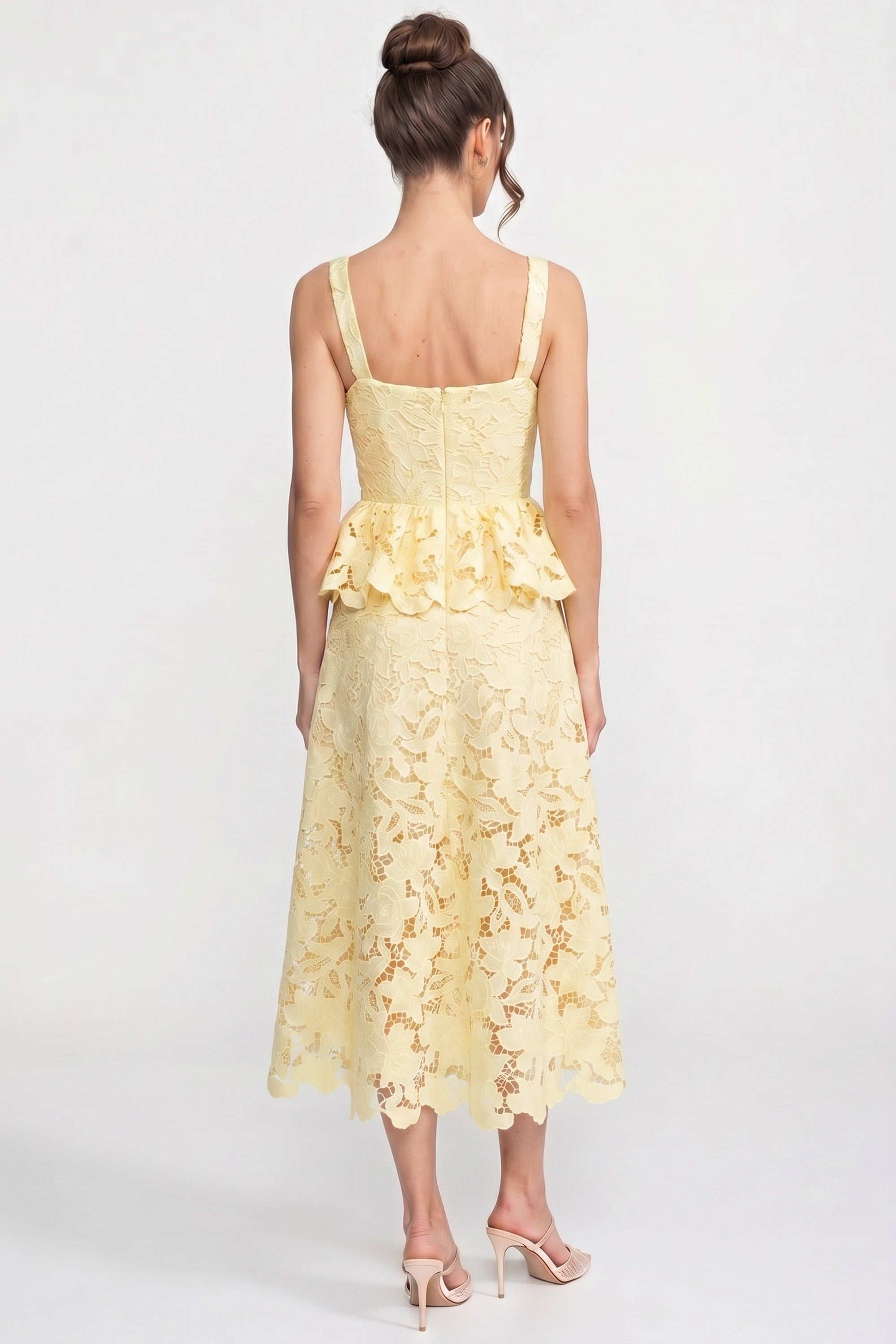 Rochie fără mâneci din dantelă cu peplum, fustă midi și nasturi aurii - galben 