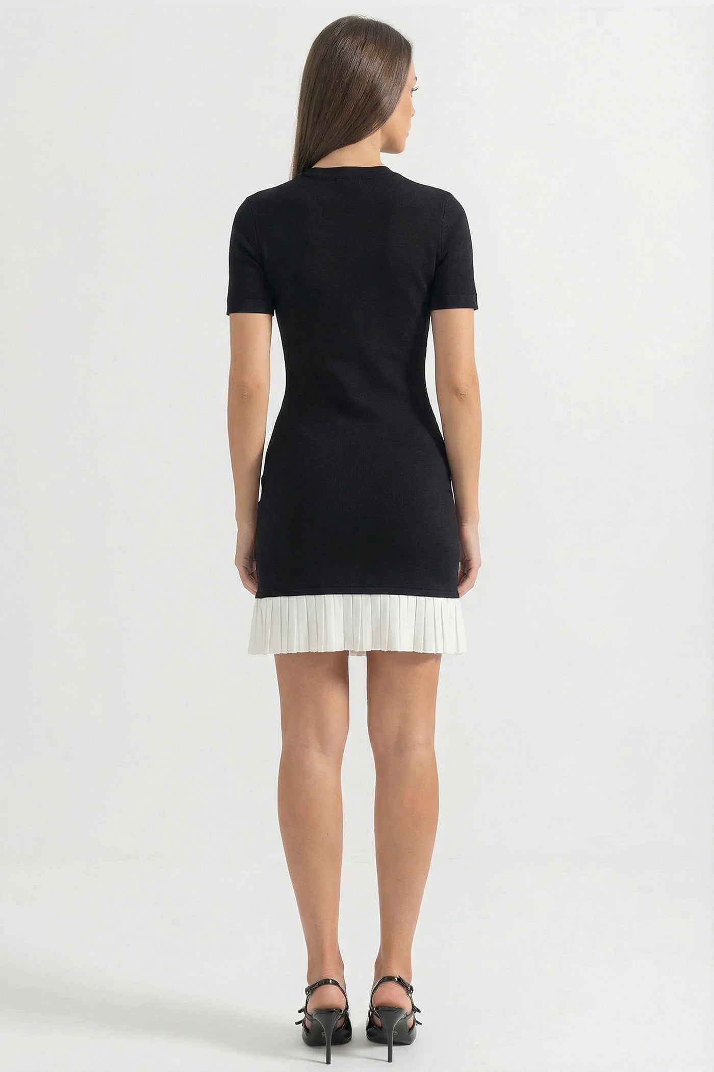 Rochie Mini cu Mâneci Scurte și Tiv Plisat Contrastant - Negru 