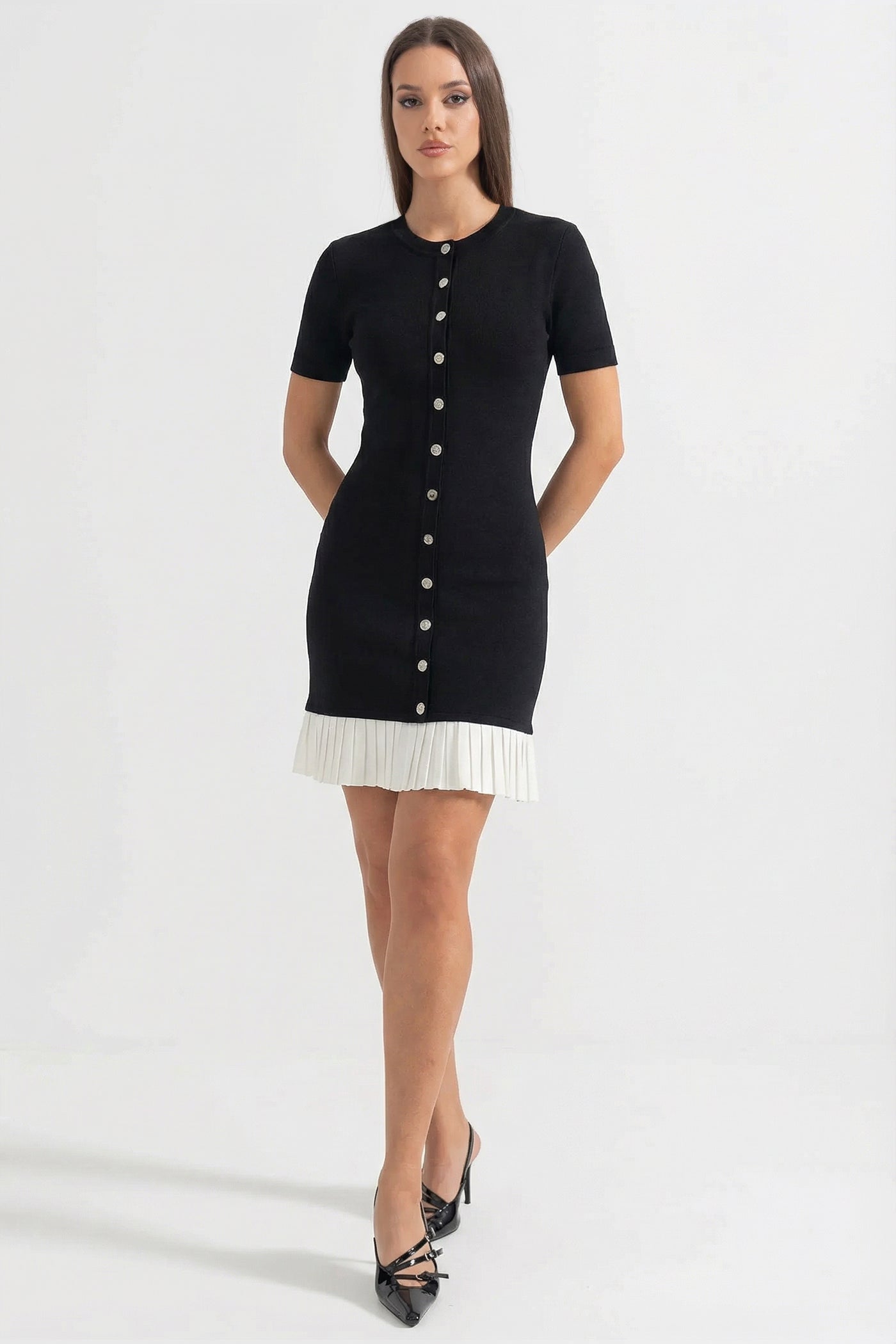Rochie Mini cu Mâneci Scurte și Tiv Plisat Contrastant - Negru 