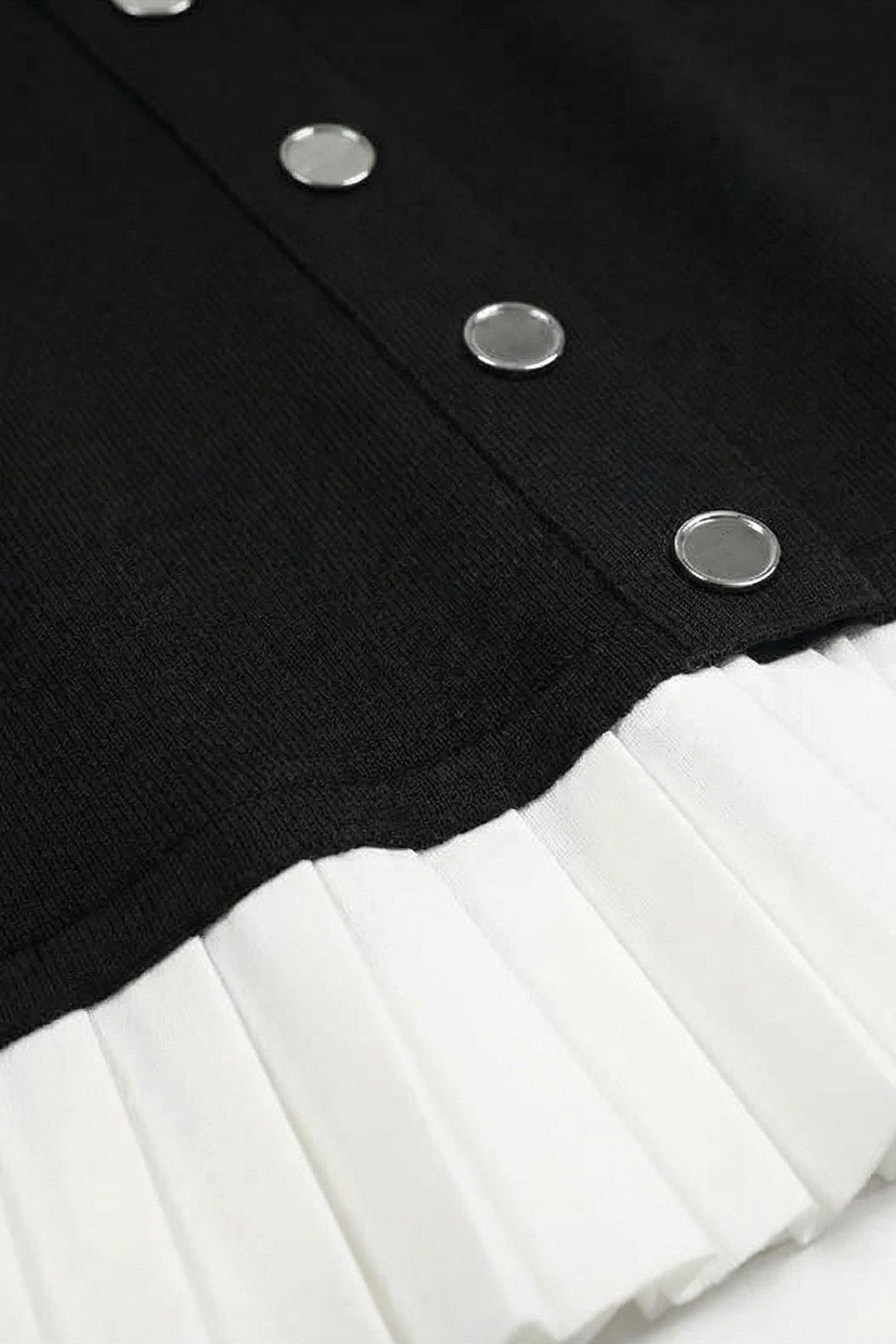Rochie Mini cu Mâneci Scurte și Tiv Plisat Contrastant - Negru 