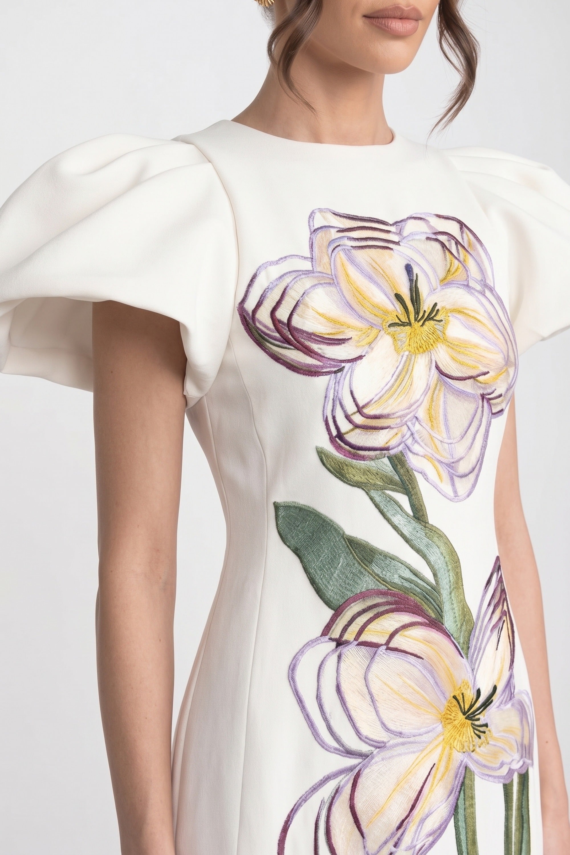 Rochie maxi structurată cu umeri accentuați și aplicație florală iris 3D - Alb 