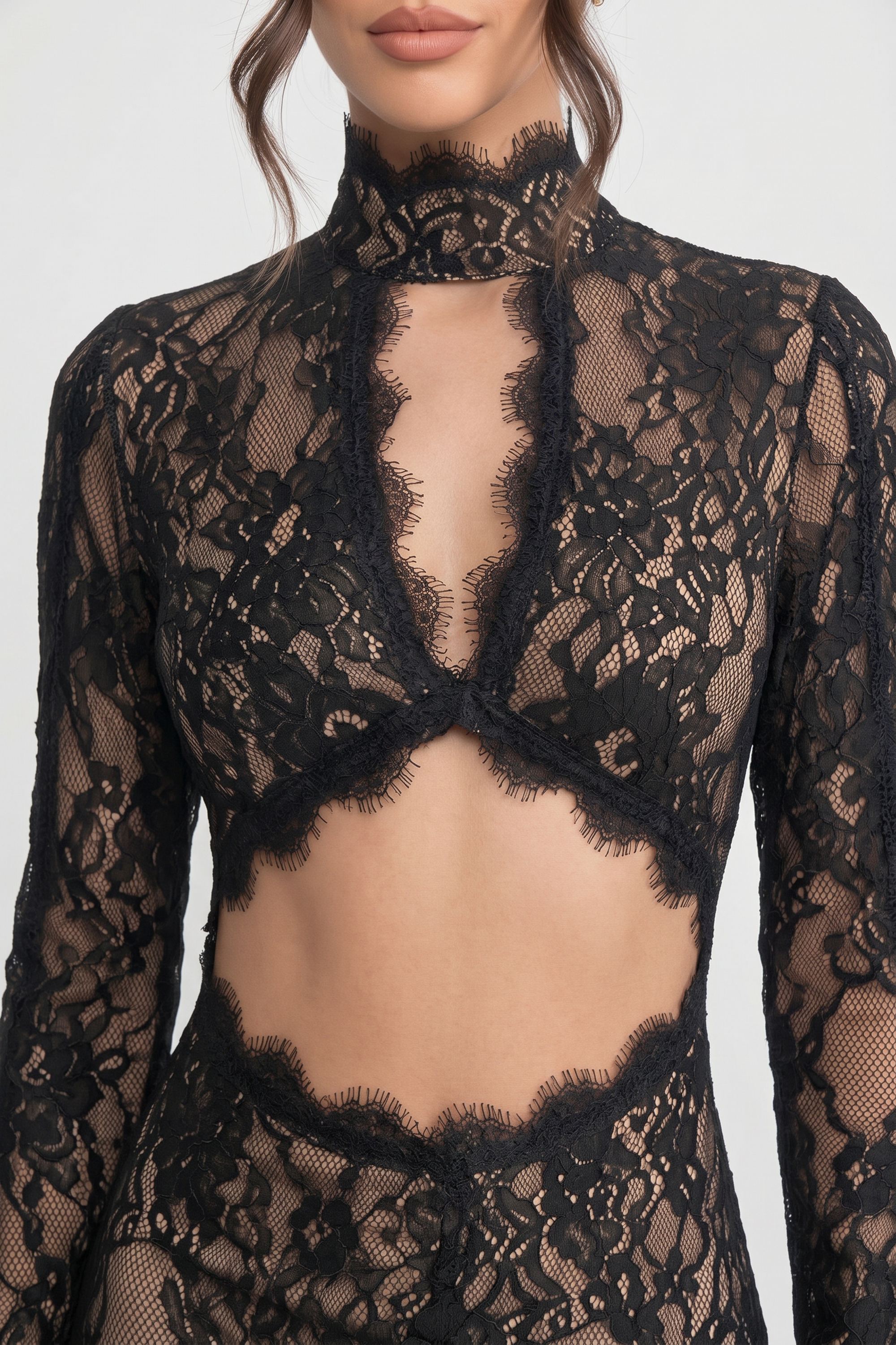 Rochie elegantă din dantelă cu guler înalt, decupaj frontal și șliț - negru 