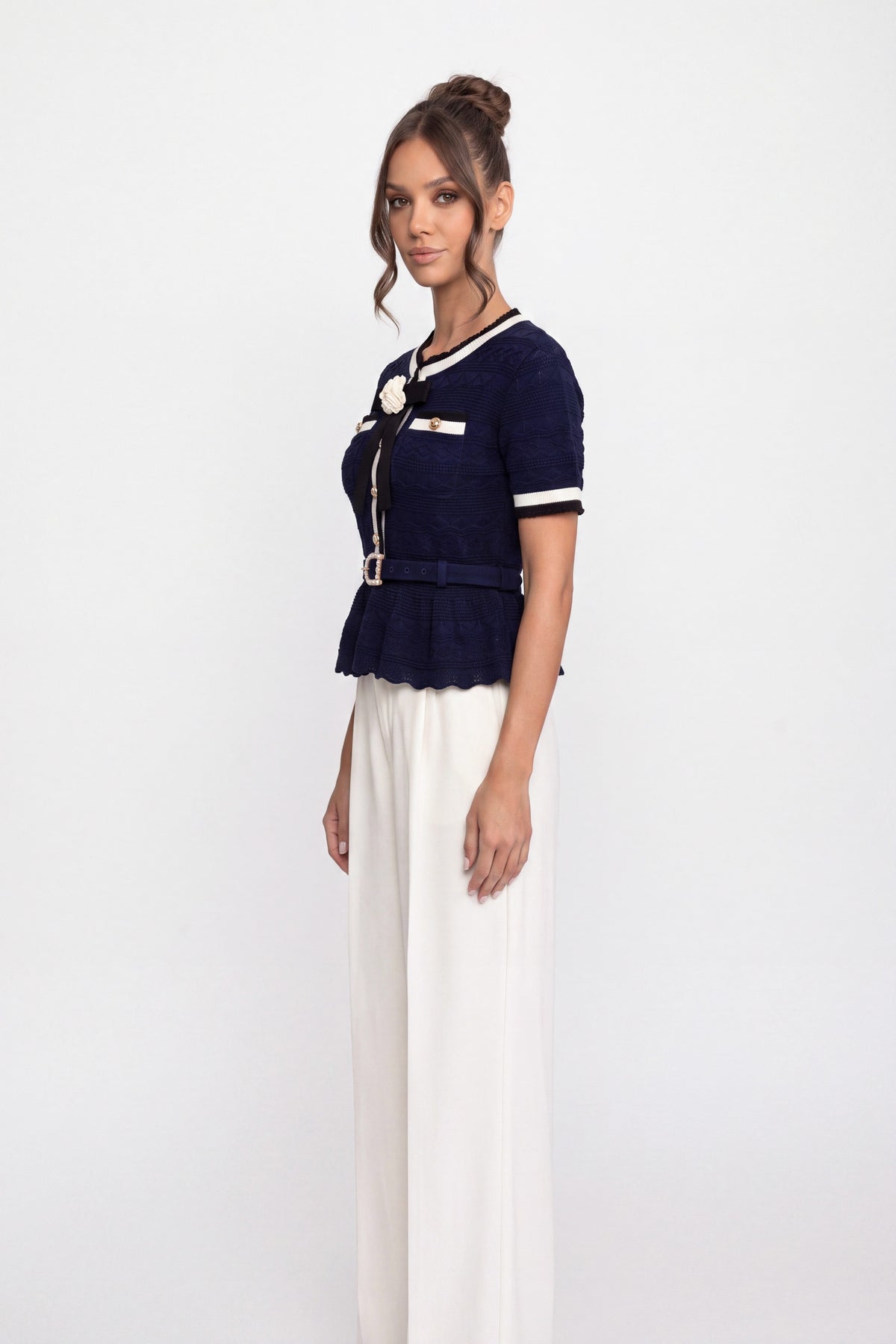 Top tricotat peplum cu guler sailor contrastant și nasturi cu perle - Navy 
