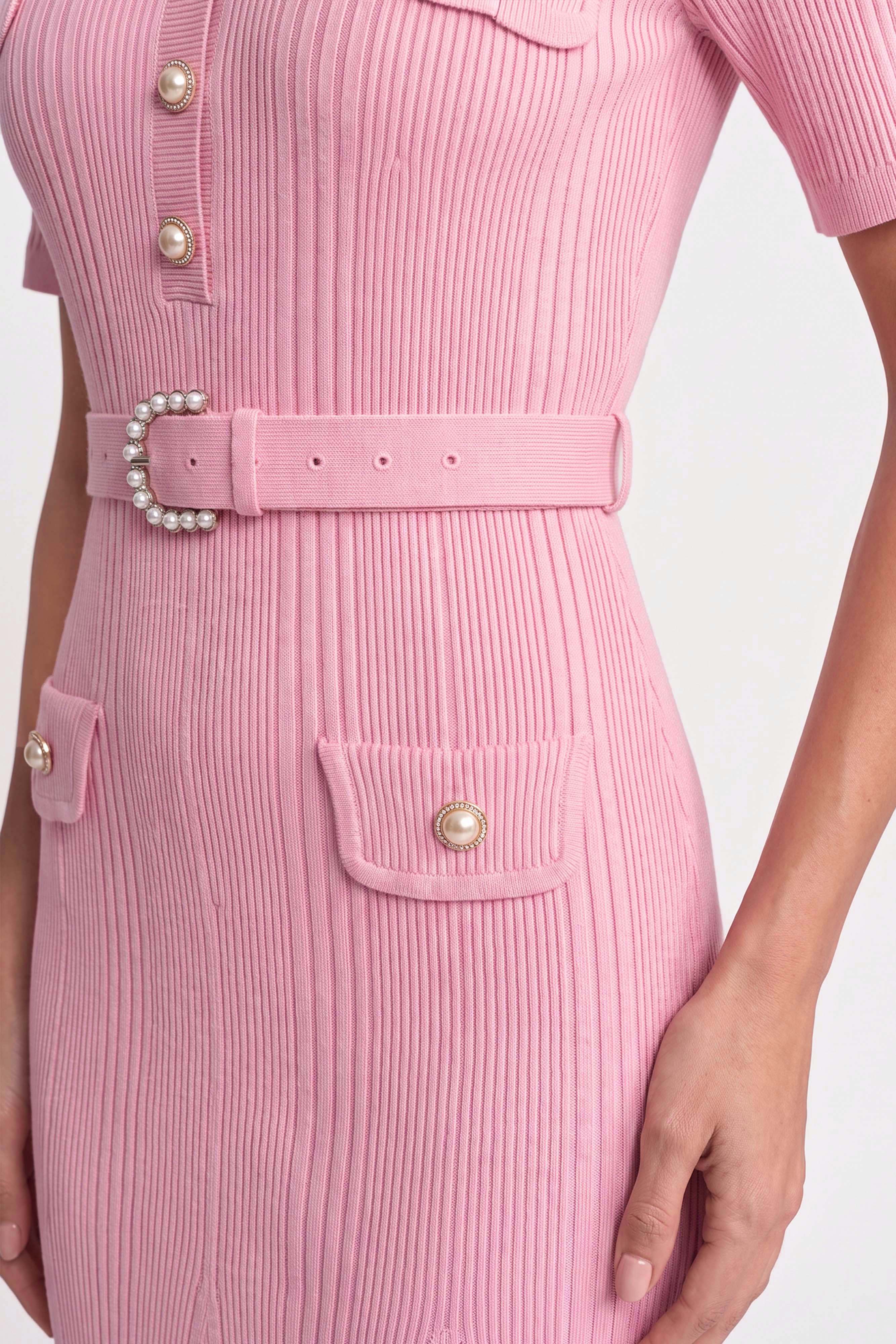 Rochie midi din tricot ribat, cu guler alb și curea cu perle - roz 