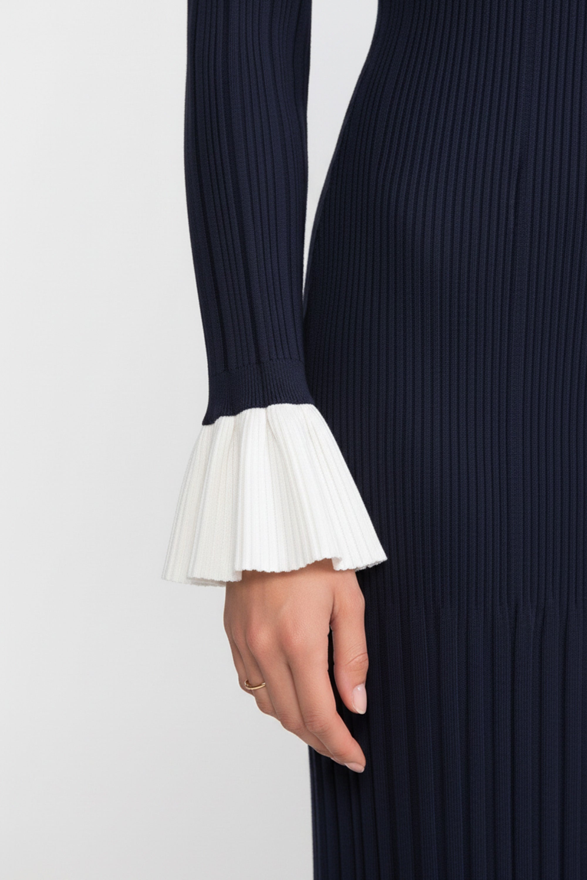 Rochie maxi tricotată plisată cu mânecă lungă, închidere frontală cu nasturi și manșete în contrast - Navy 