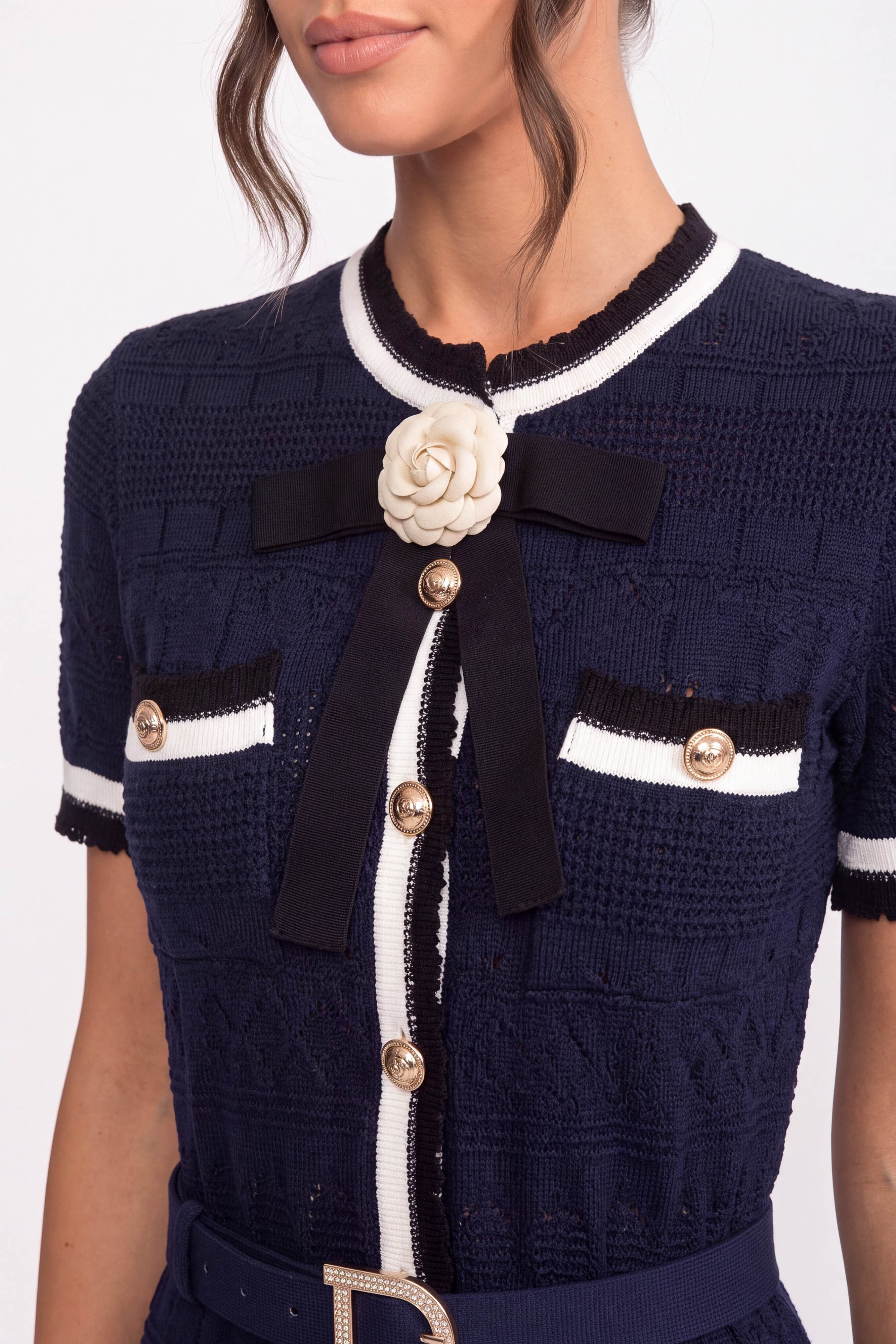 Rochie midi tricotată cu paspoal alb și curea cu cataramă aurie - Navy 