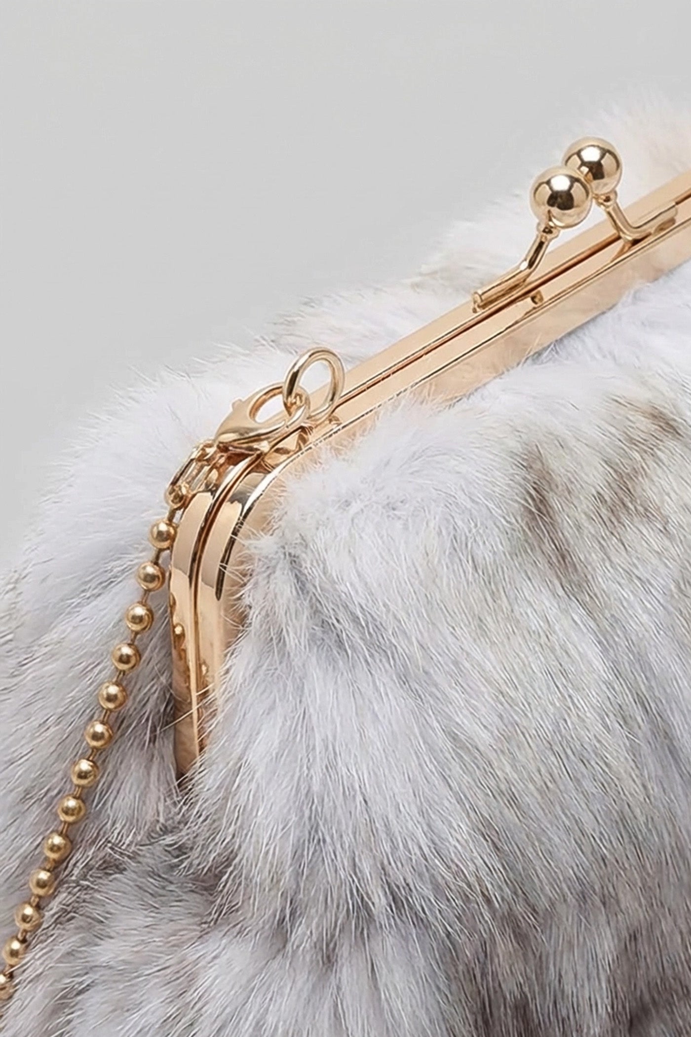 Geantă plic din blană artificială cu închidere tip Kiss-Lock – Khaki 