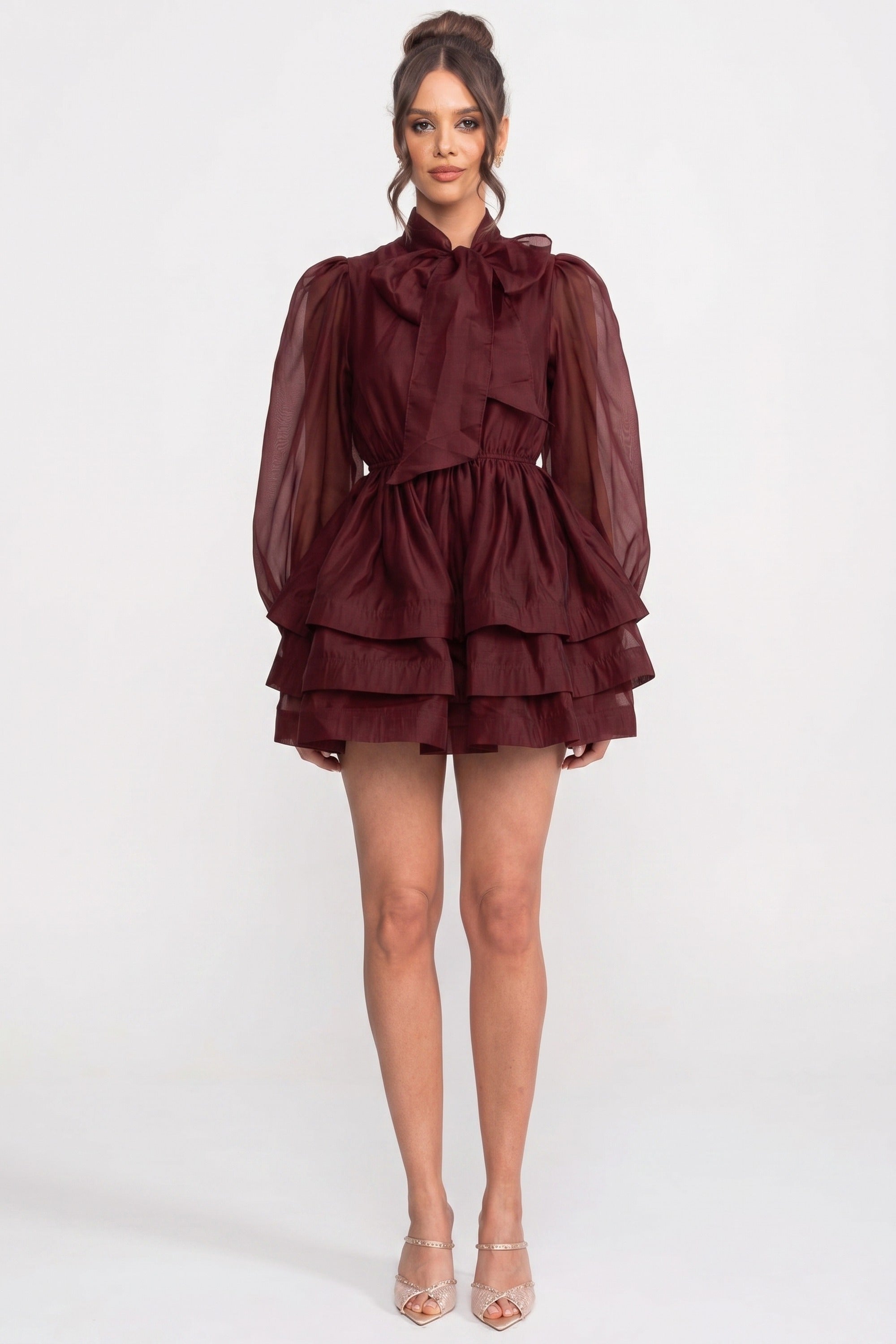 Rochie mini cu guler înalt, mâneci bufante, fustă cu volane în straturi și fundă - Wine 