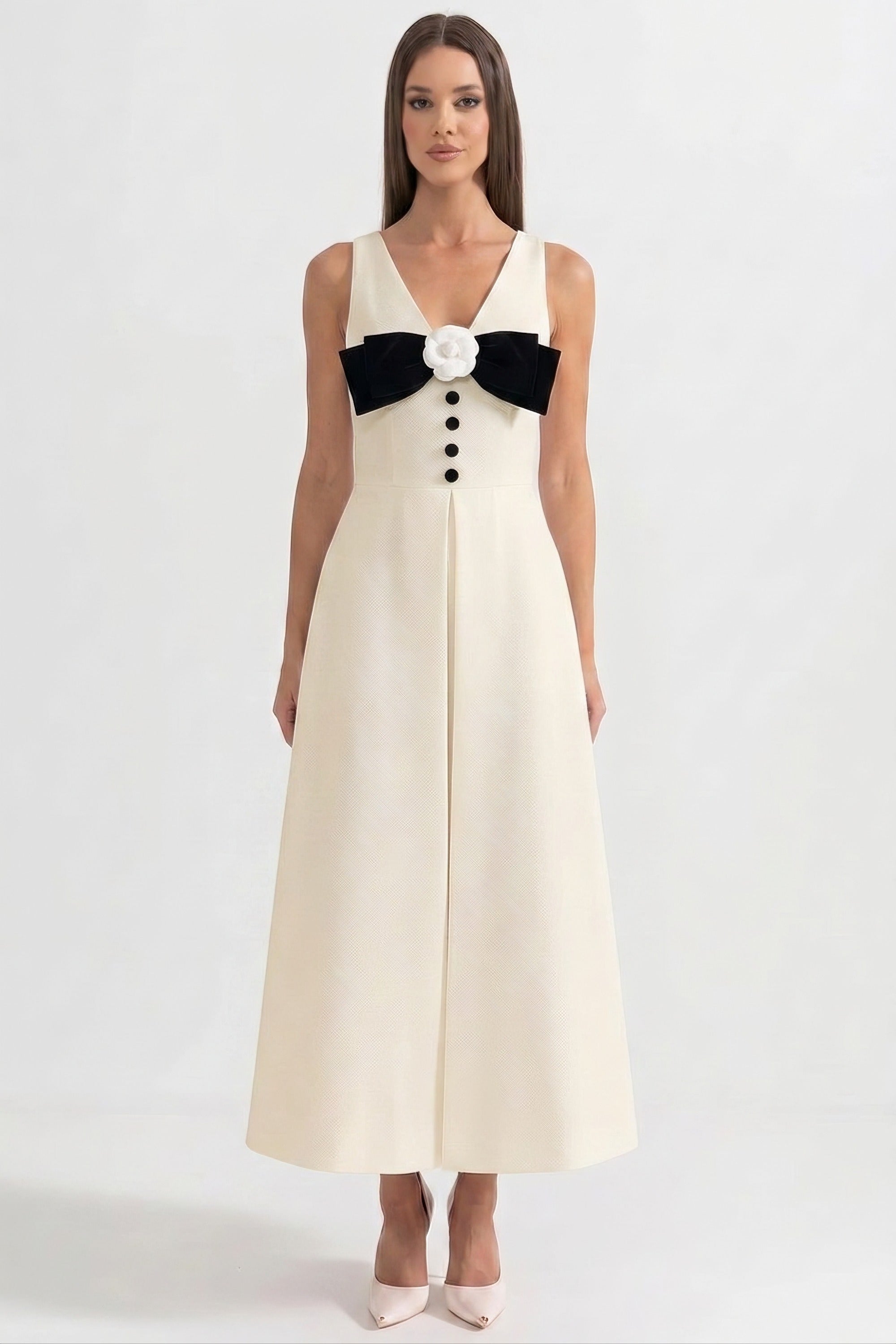 Rochie maxi cu decolteu halter, cu bust accentuat de fundă neagră și închidere frontală cu nasturi - Alb 