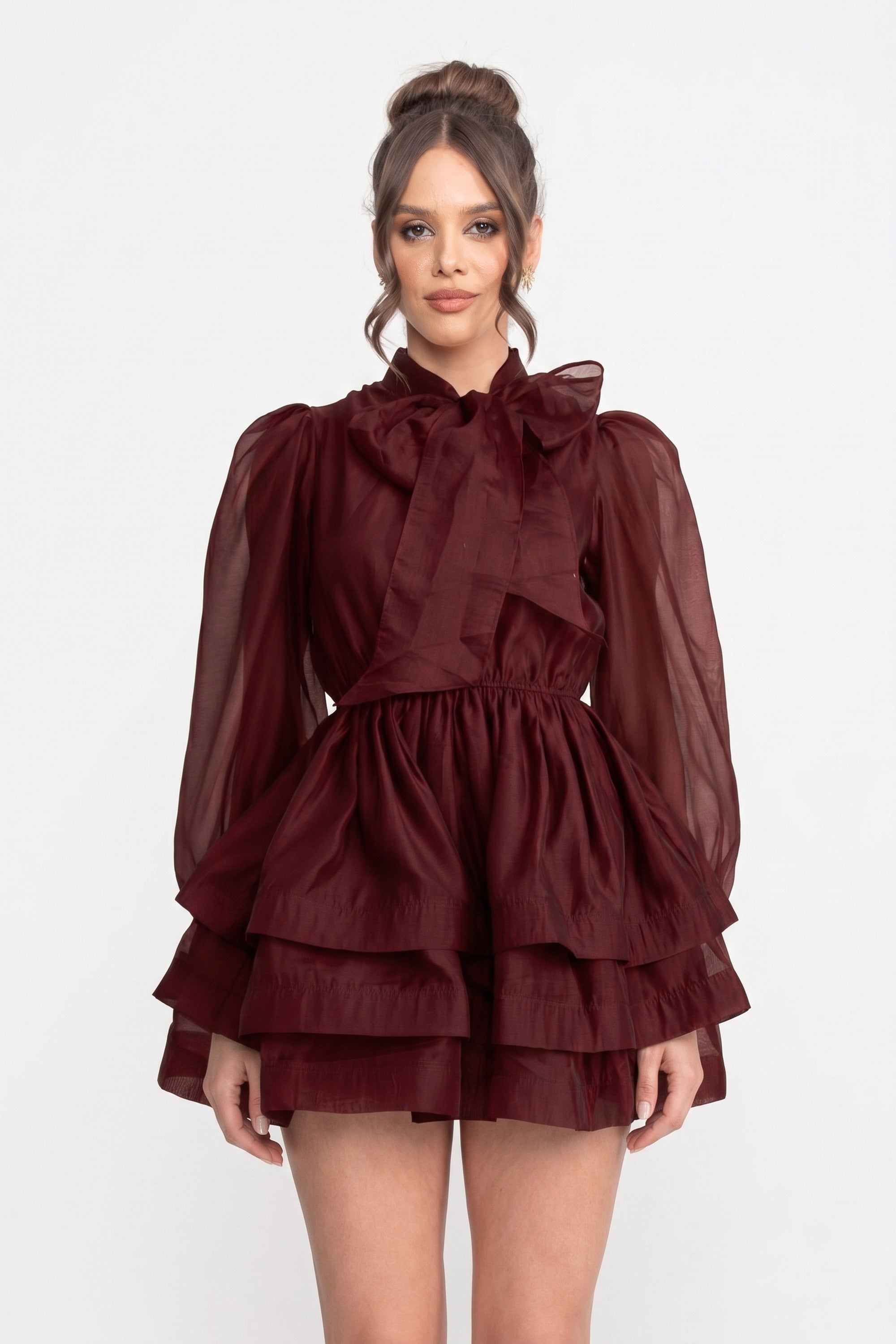 Rochie mini cu guler înalt, mâneci bufante, fustă cu volane în straturi și fundă - Wine 