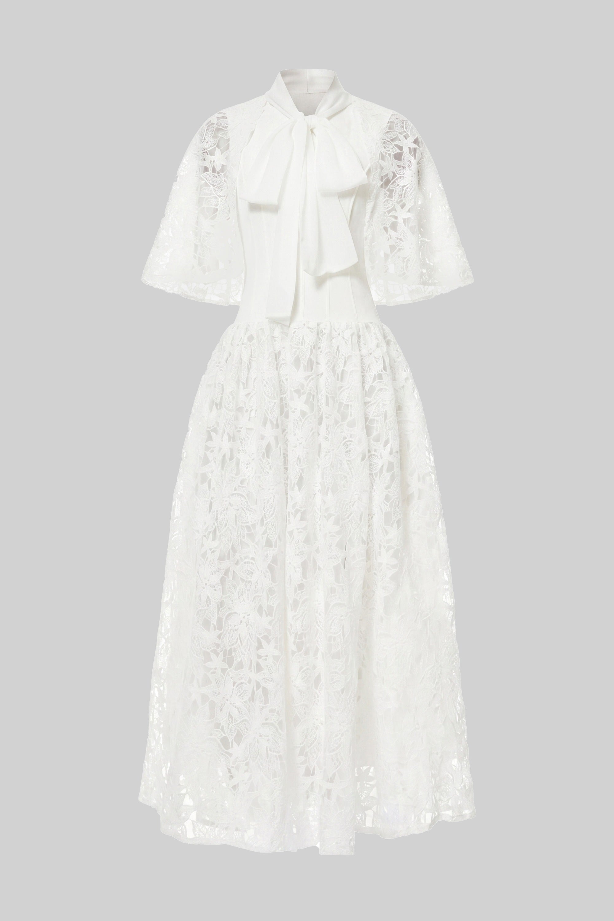 Rochie maxi din dantelă florală cu mânecă scurtă și detaliu 3D cu fundă - Albă 