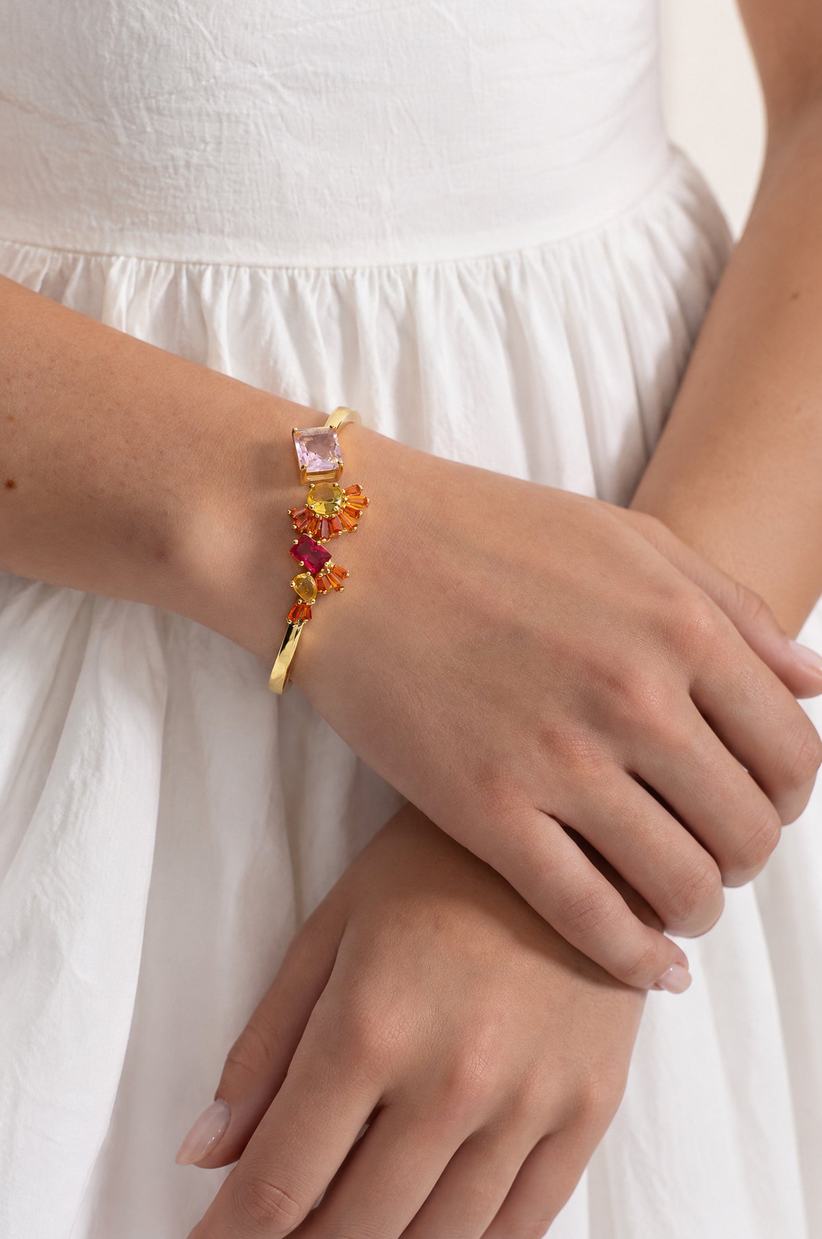 Brățară cuff aurie cu cluster de cristale multicolore 