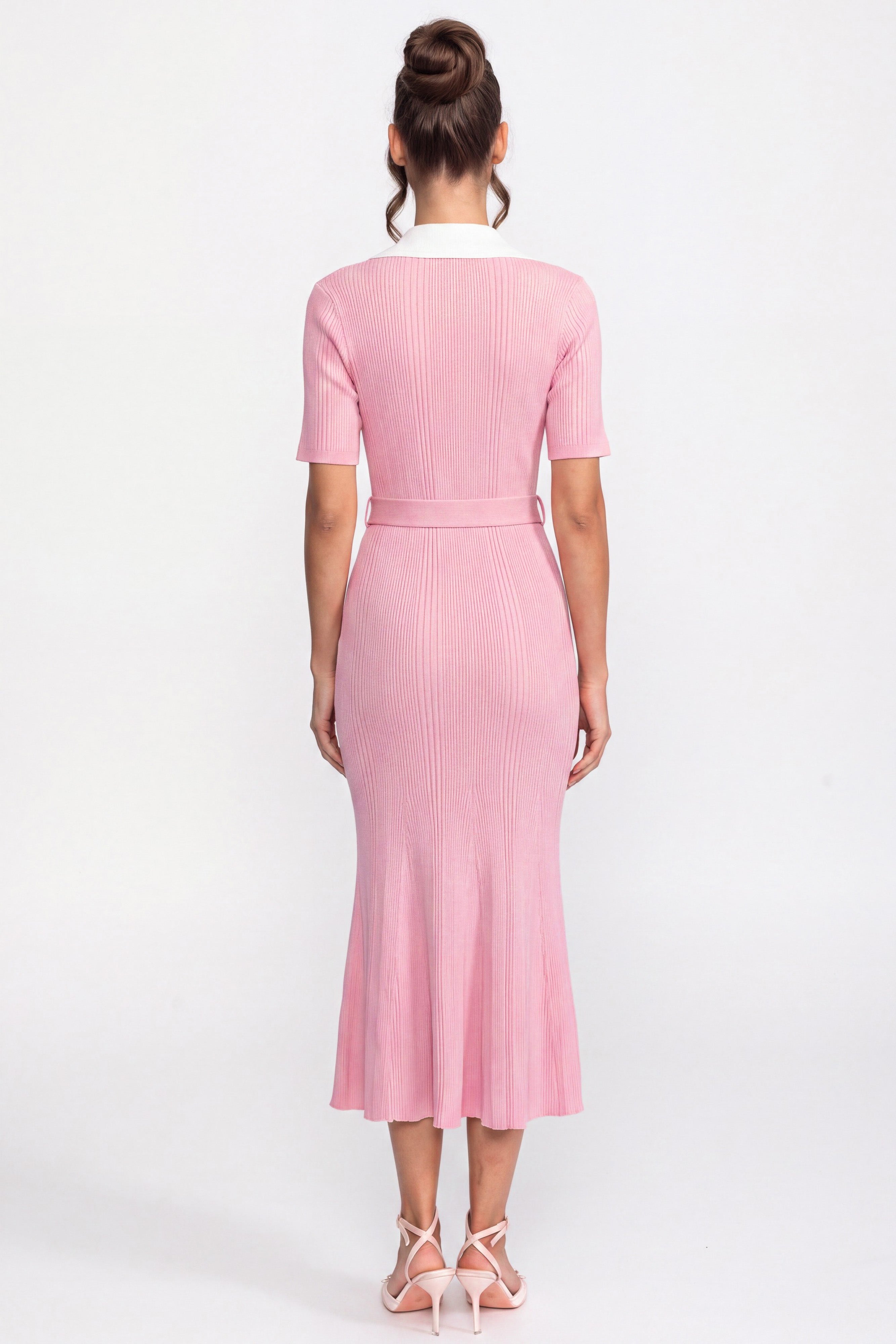 Rochie midi din tricot ribat, cu guler alb și curea cu perle - roz 