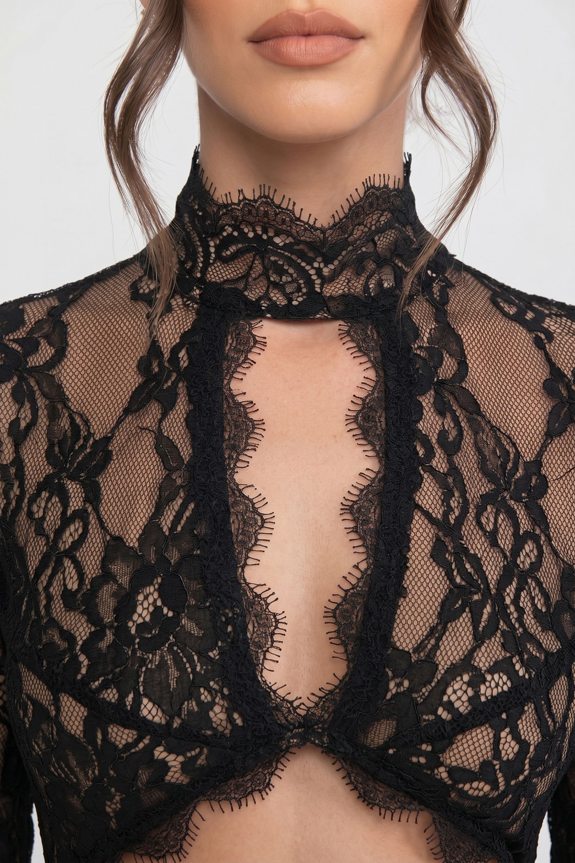Rochie elegantă din dantelă cu guler înalt, decupaj frontal și șliț - negru 