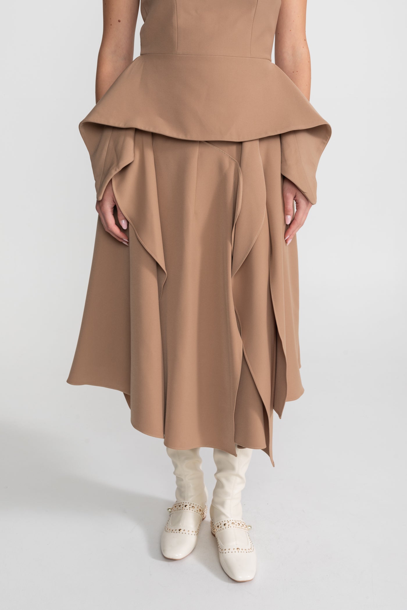 Set coordonat cu peplum drapat, umeri goi și decolteu contrastant – Cămilă/Ivoire 