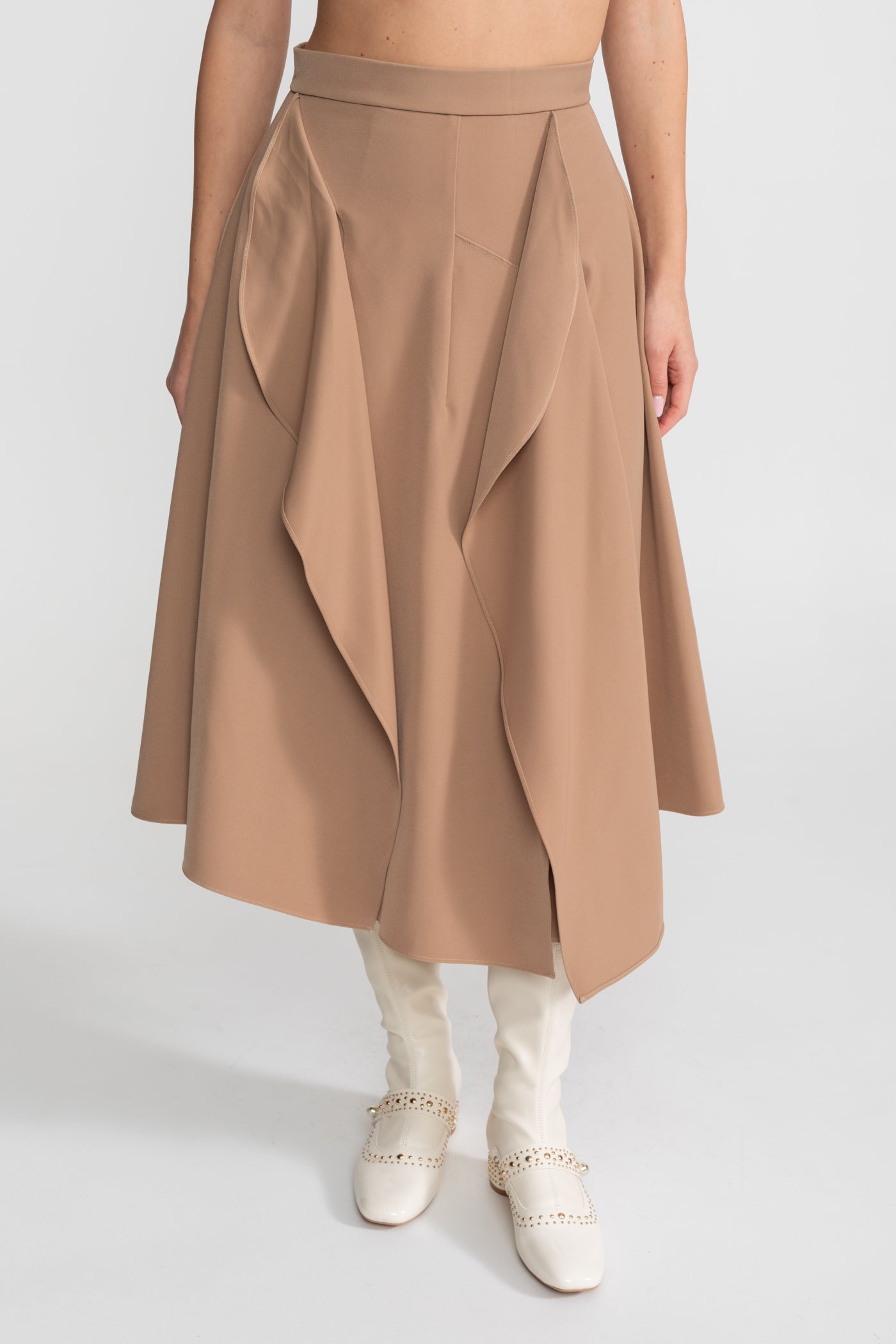 Set coordonat cu peplum drapat, umeri goi și decolteu contrastant – Cămilă/Ivoire 