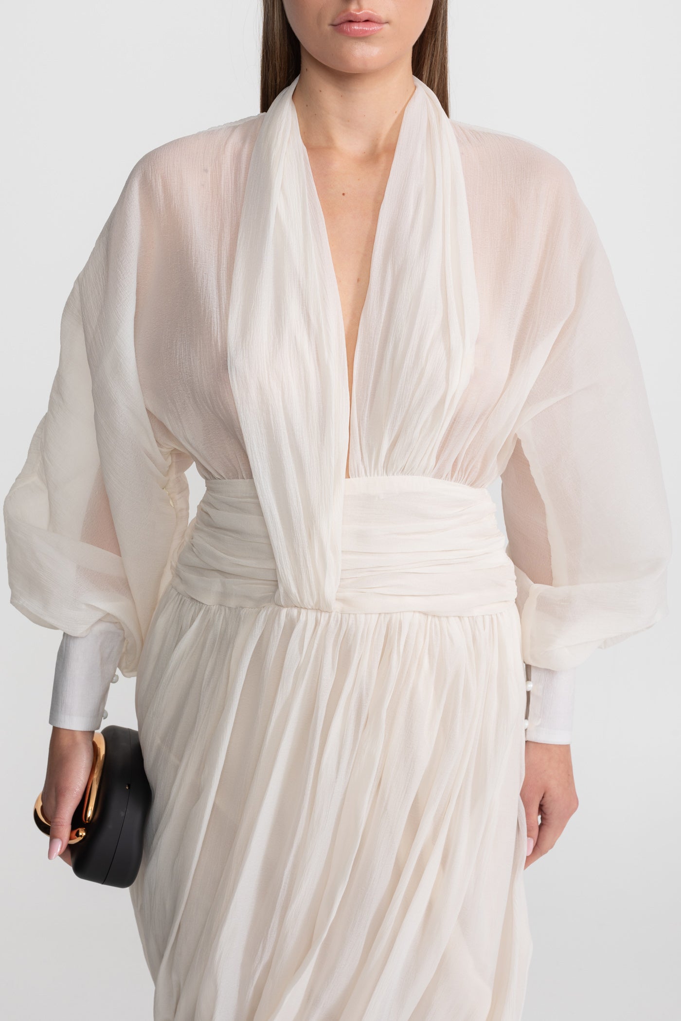 Rochie maxi din șifon drapat cu mâneci lungi tip bishop – Ivoire 