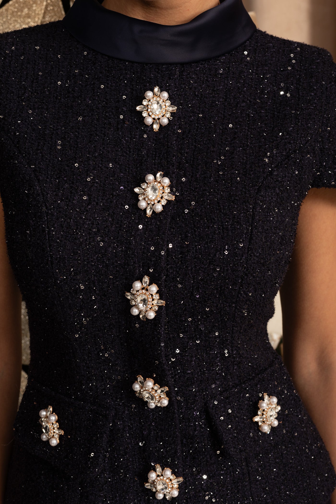 Set coordonat cu top din tweed împodobit și fustă maxi din satin - Bleumarin 