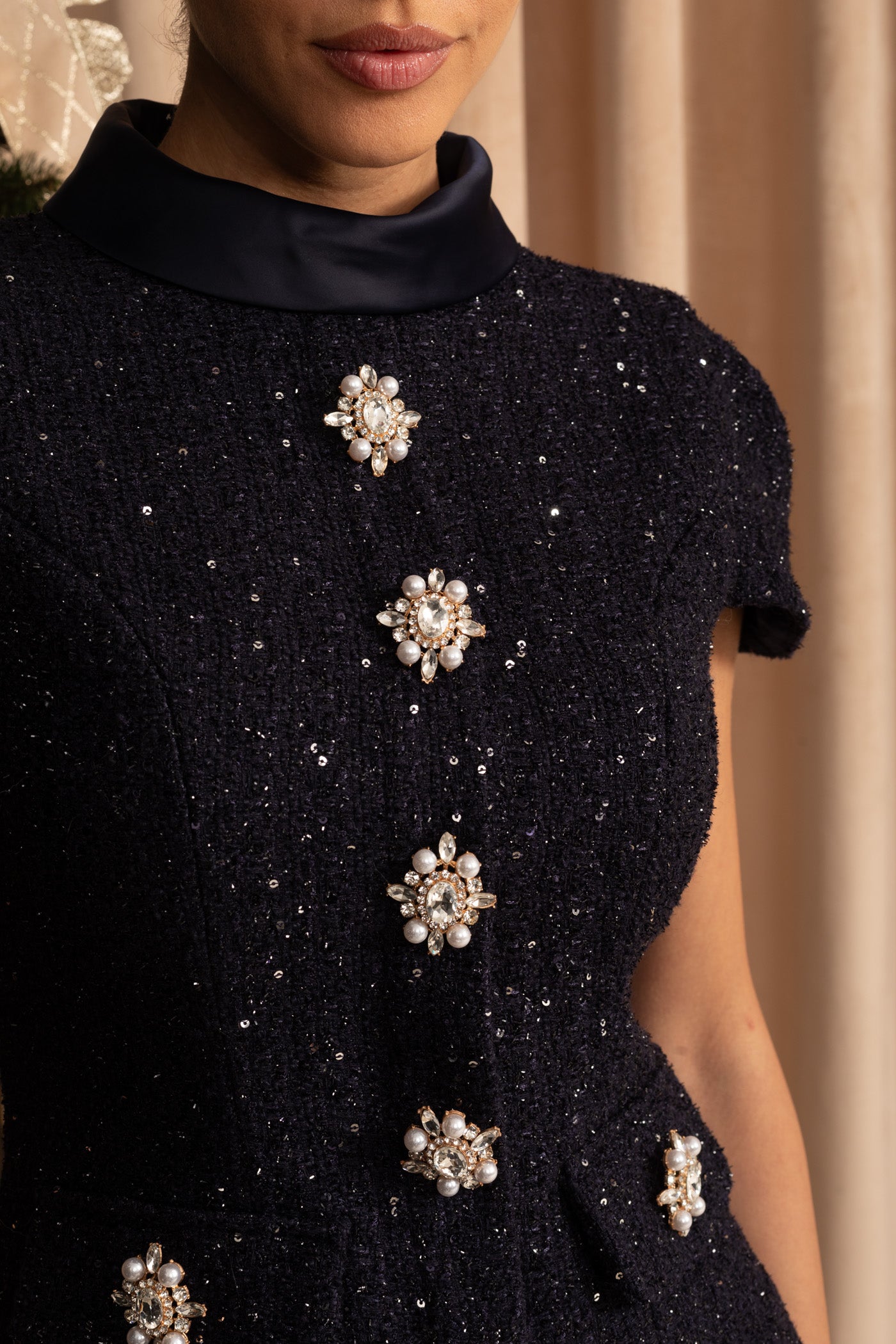 Set coordonat cu top din tweed împodobit și fustă maxi din satin - Bleumarin 