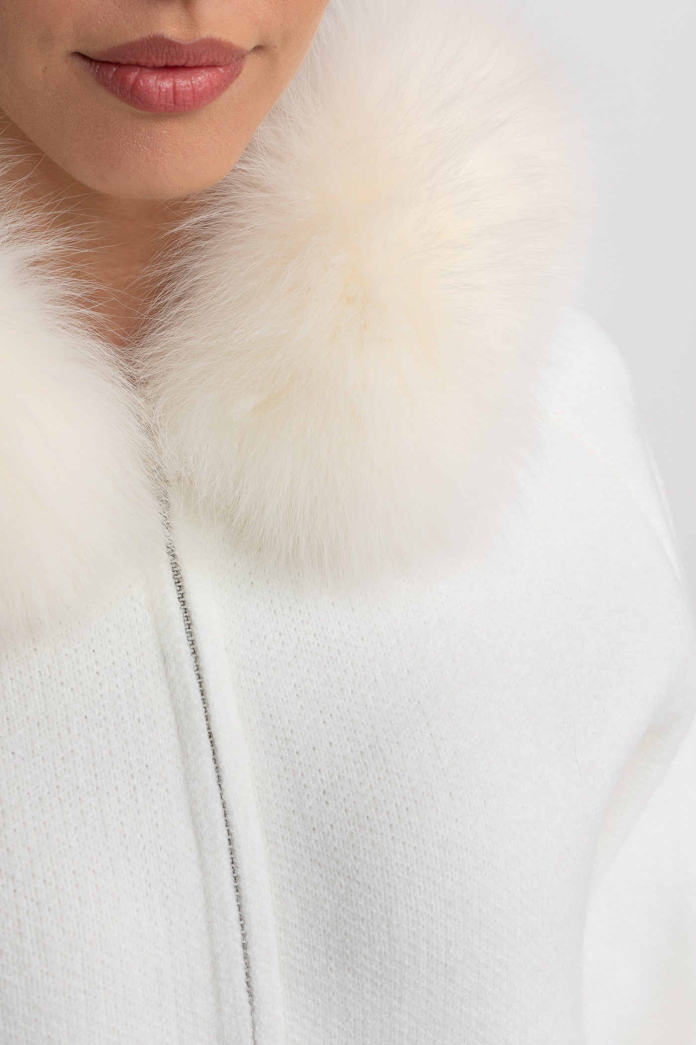 Hanorac din lână cu fermoar și guler din blană de vulpe – Ivoire 