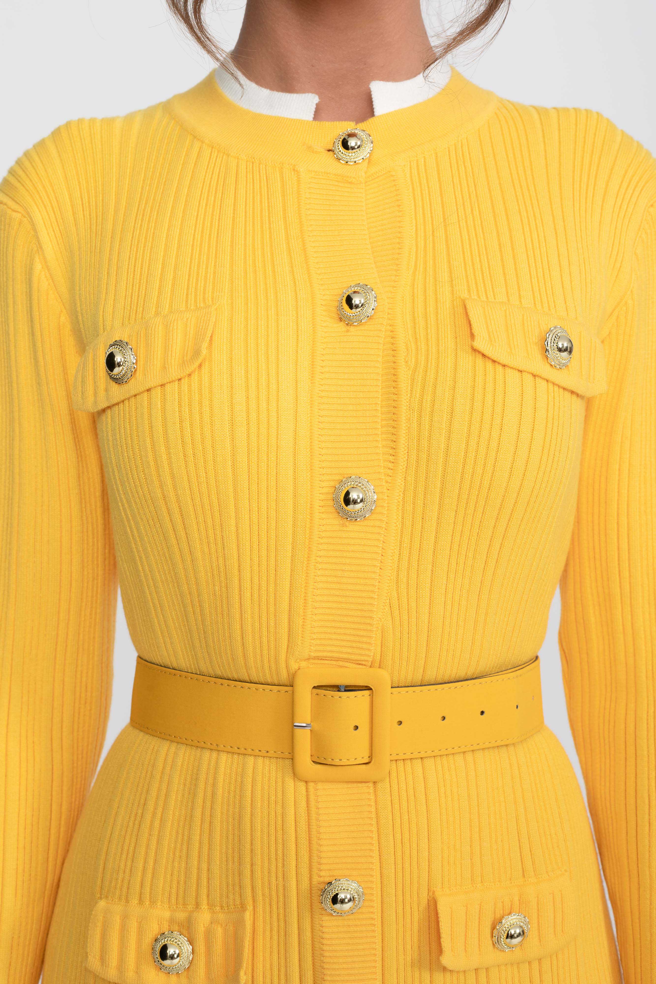 Rochie midi tricotată cu textură ribată, cu curea, manșete și guler albe - Galben 