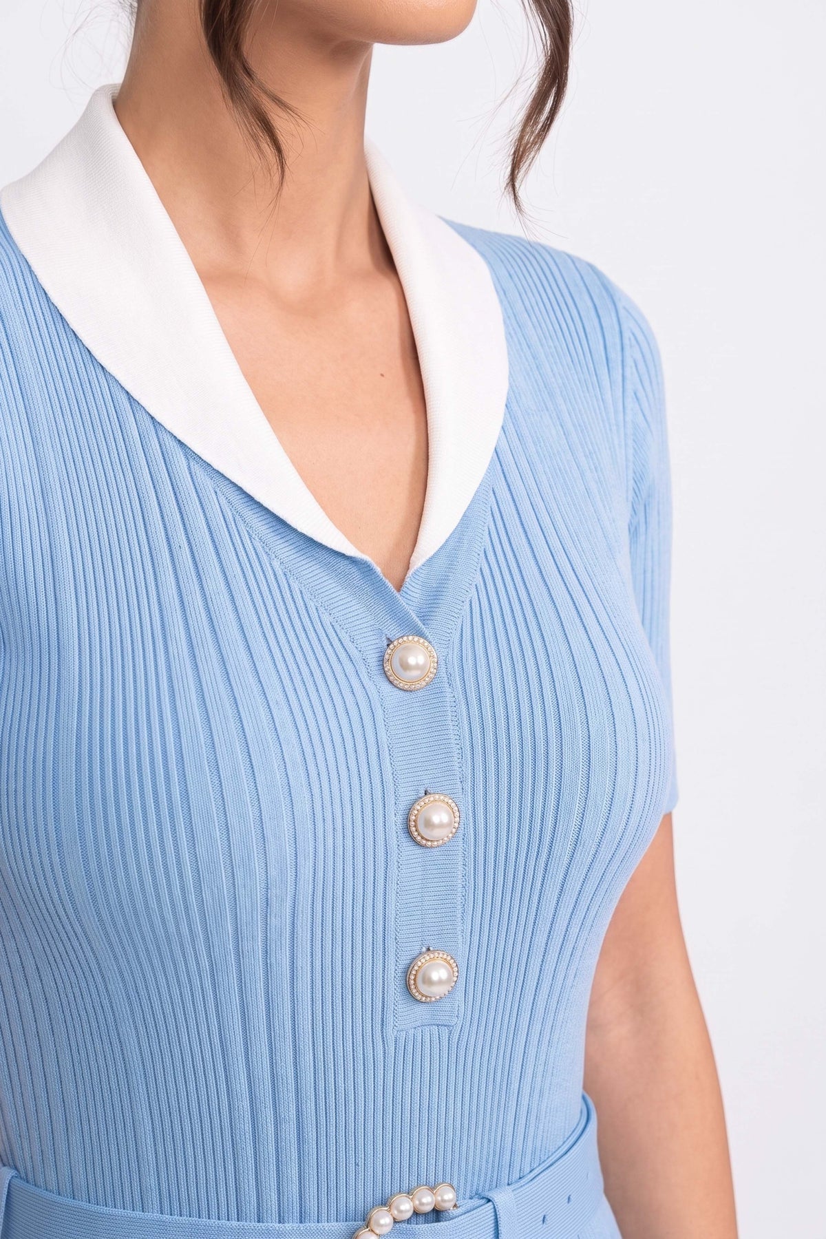 Rochie midi tricotată cu textură ribbed, cu guler alb și centură cu perle - Light Blue 