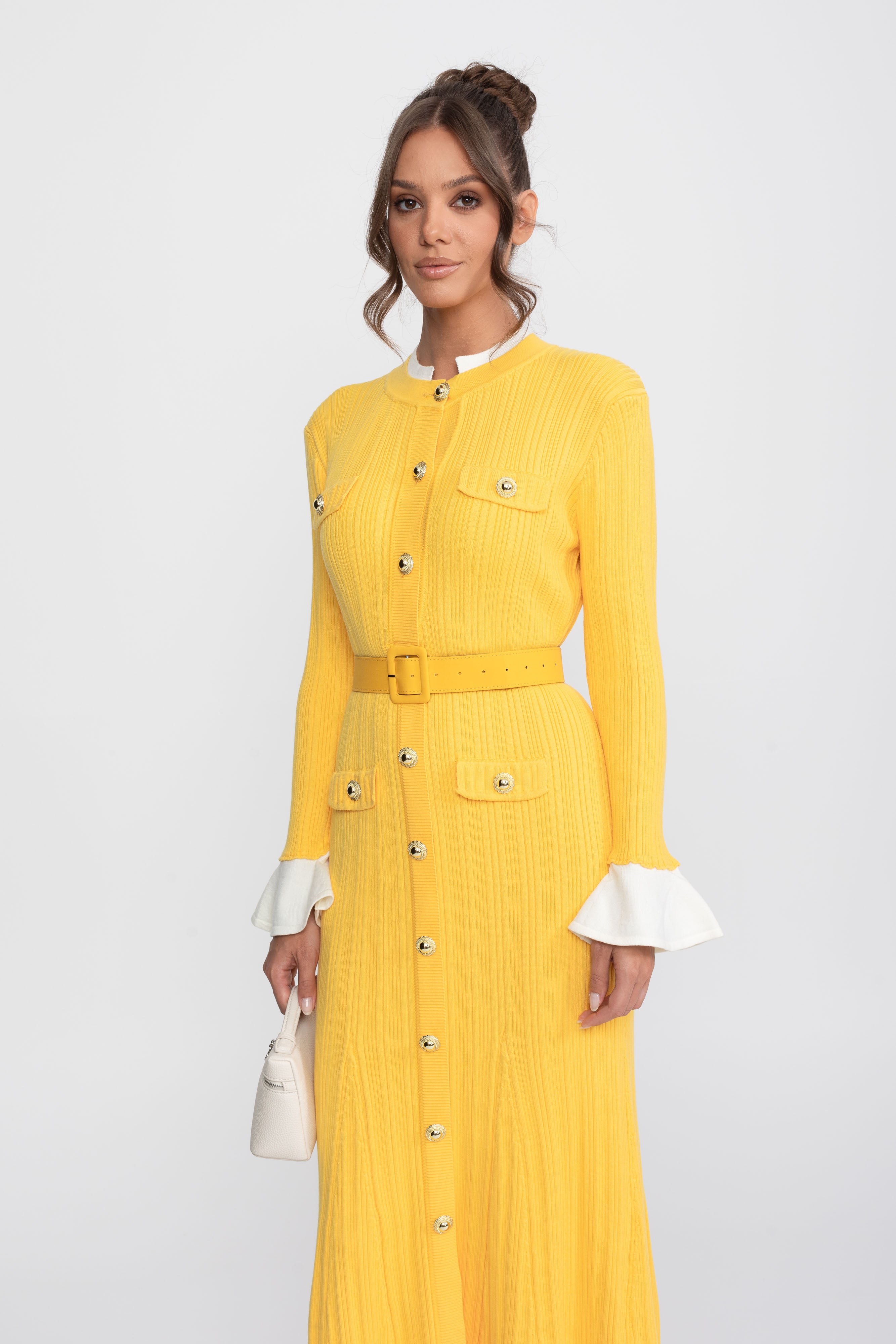 Rochie midi tricotată cu textură ribată, cu curea, manșete și guler albe - Galben 