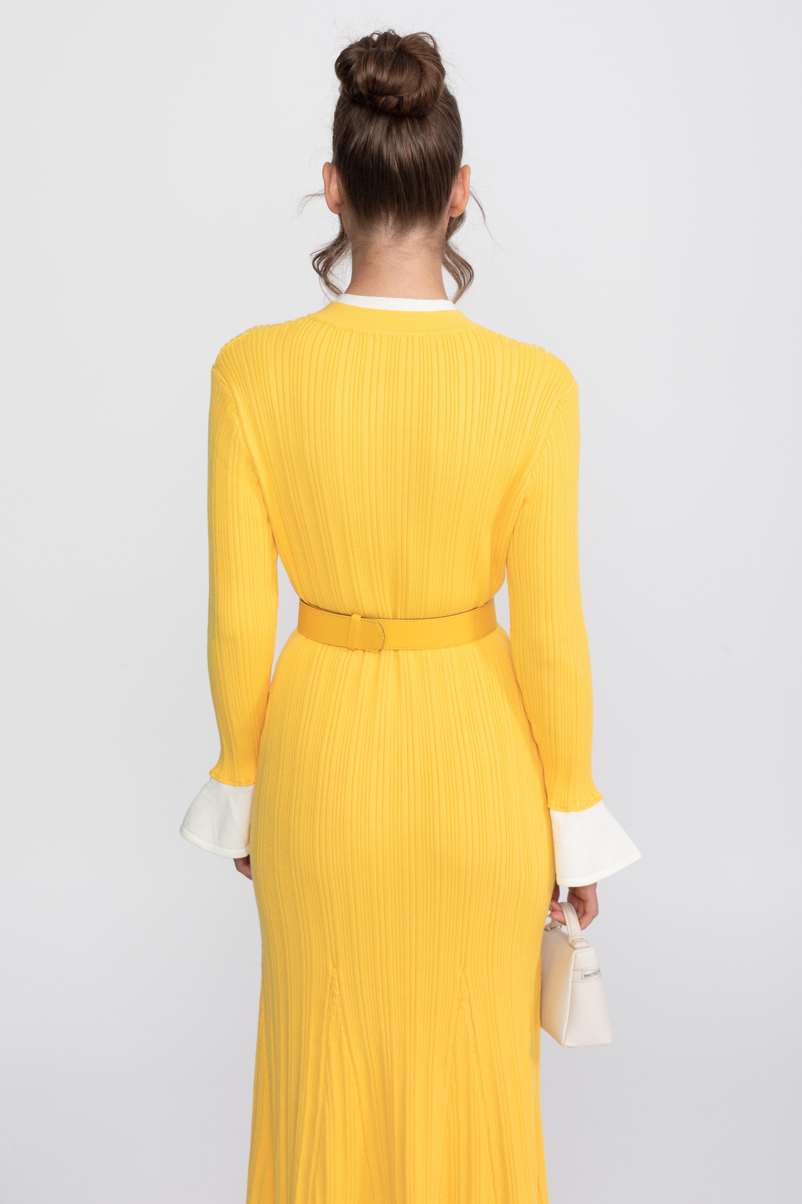 Rochie midi tricotată cu textură ribată, cu curea, manșete și guler albe - Galben 