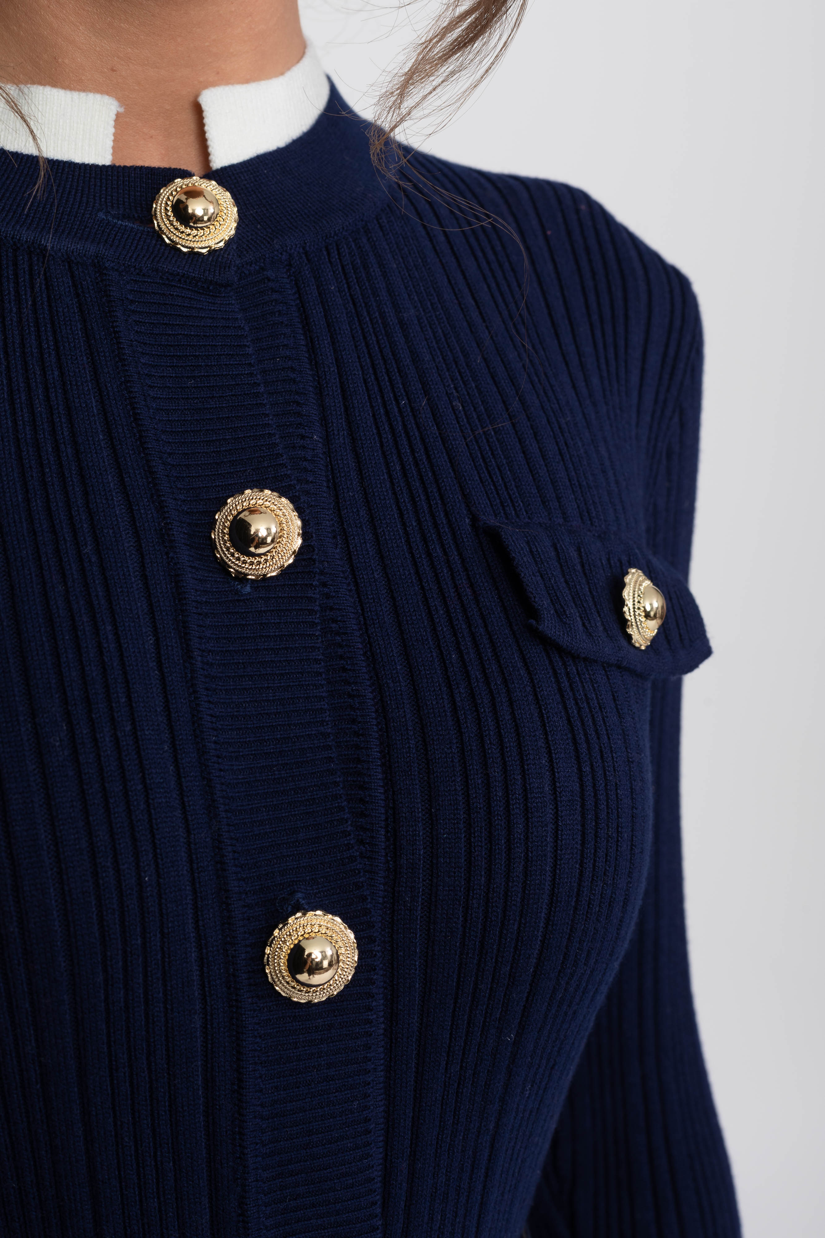Rochie midi tricotată cu nervuri, cu centură, manșete și guler albe - Navy 